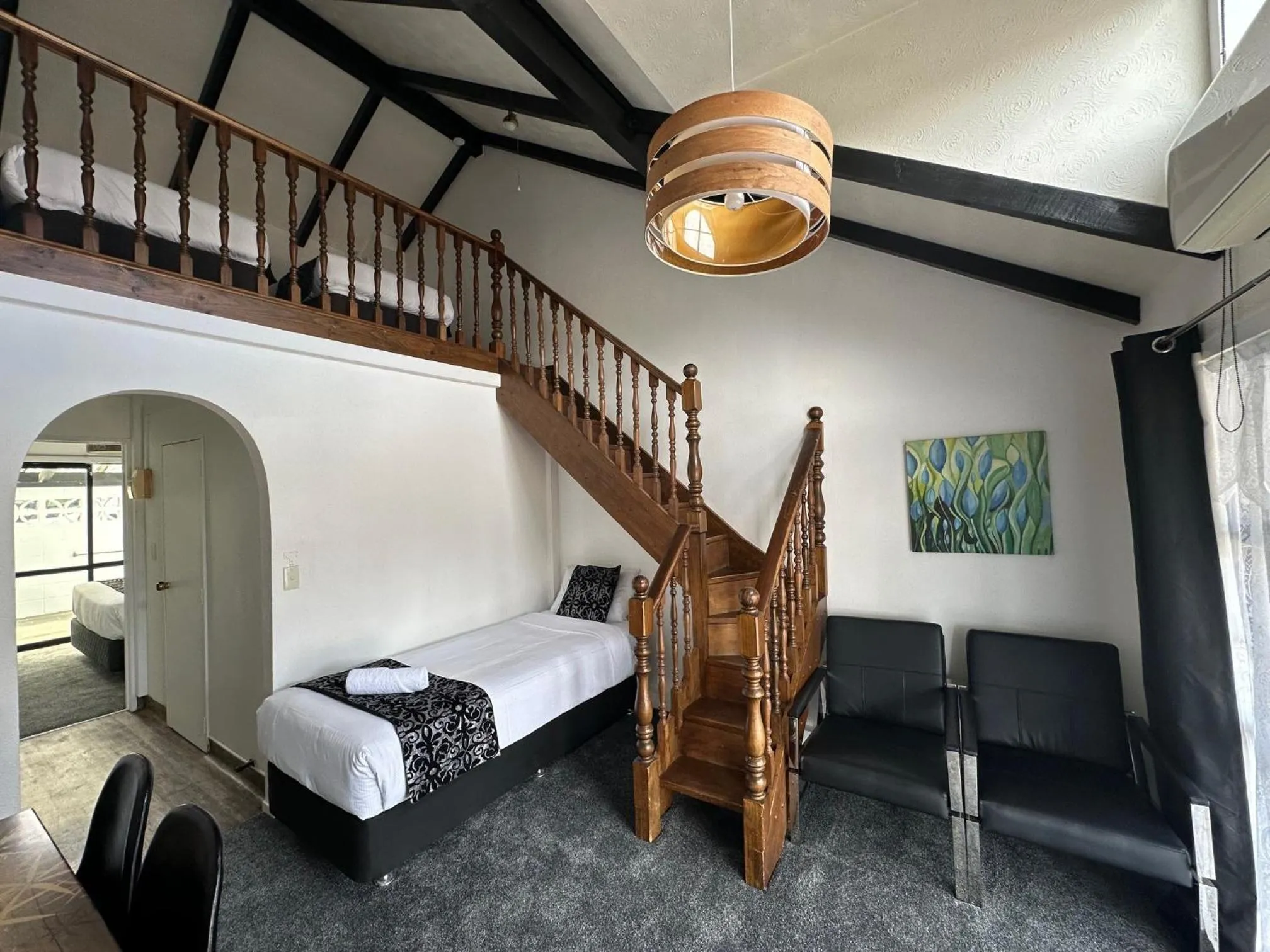 Living room, Bed in Chelmswood Motel Taupo