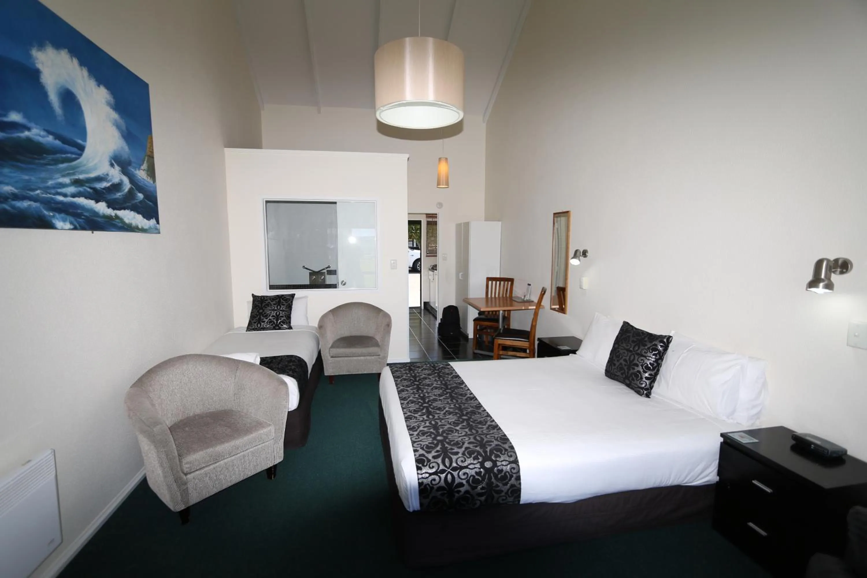 Photo of the whole room, Bed in Chelmswood Motel Taupo
