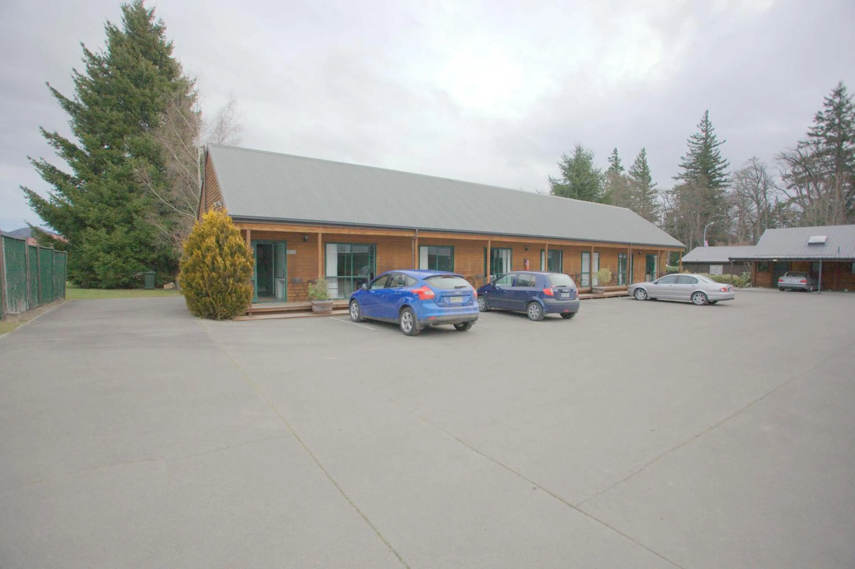 Property building in Alpine Lodge Motel