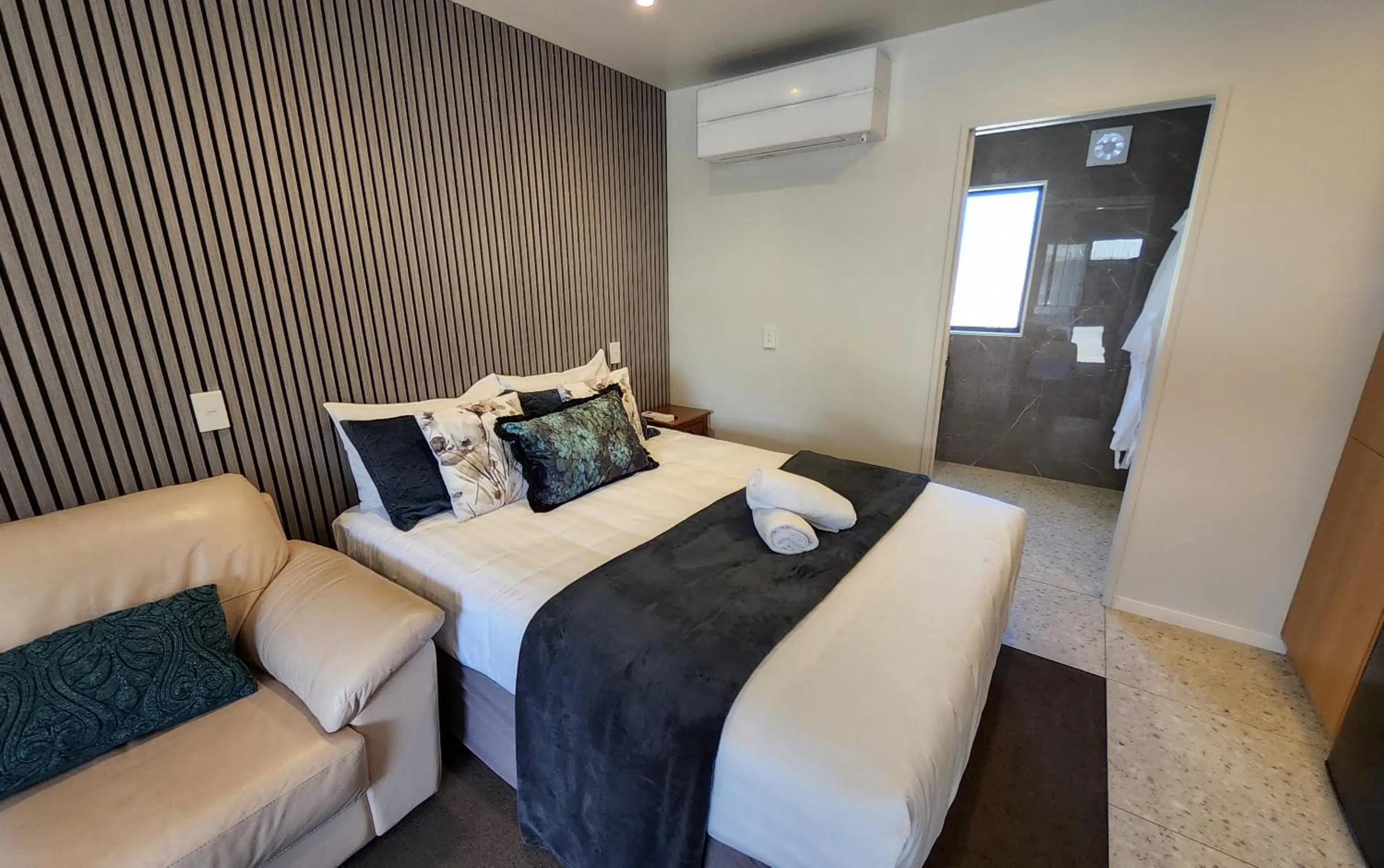 Bed in Alpine Lodge Motel