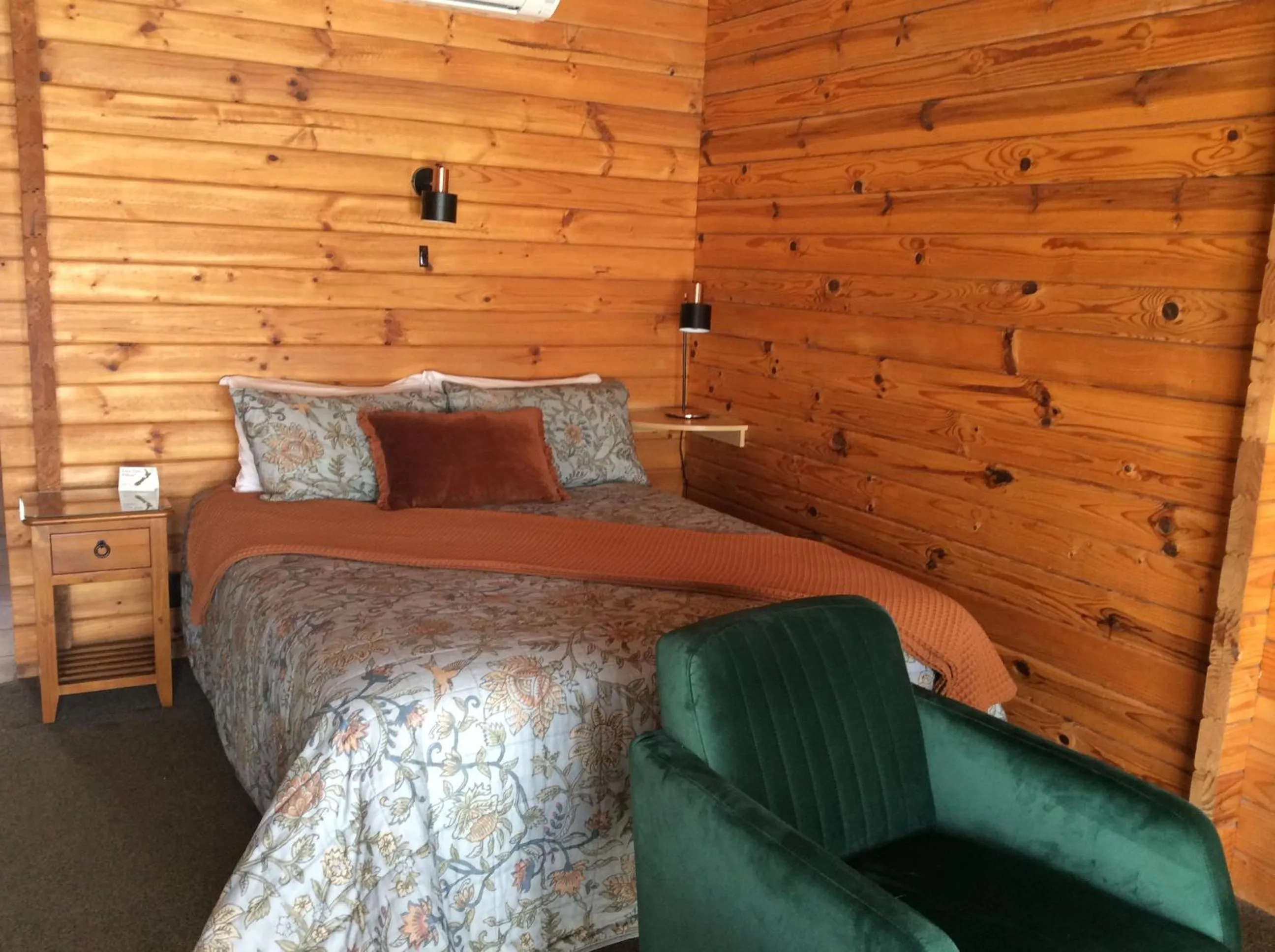 Bed in Alpine Lodge Motel