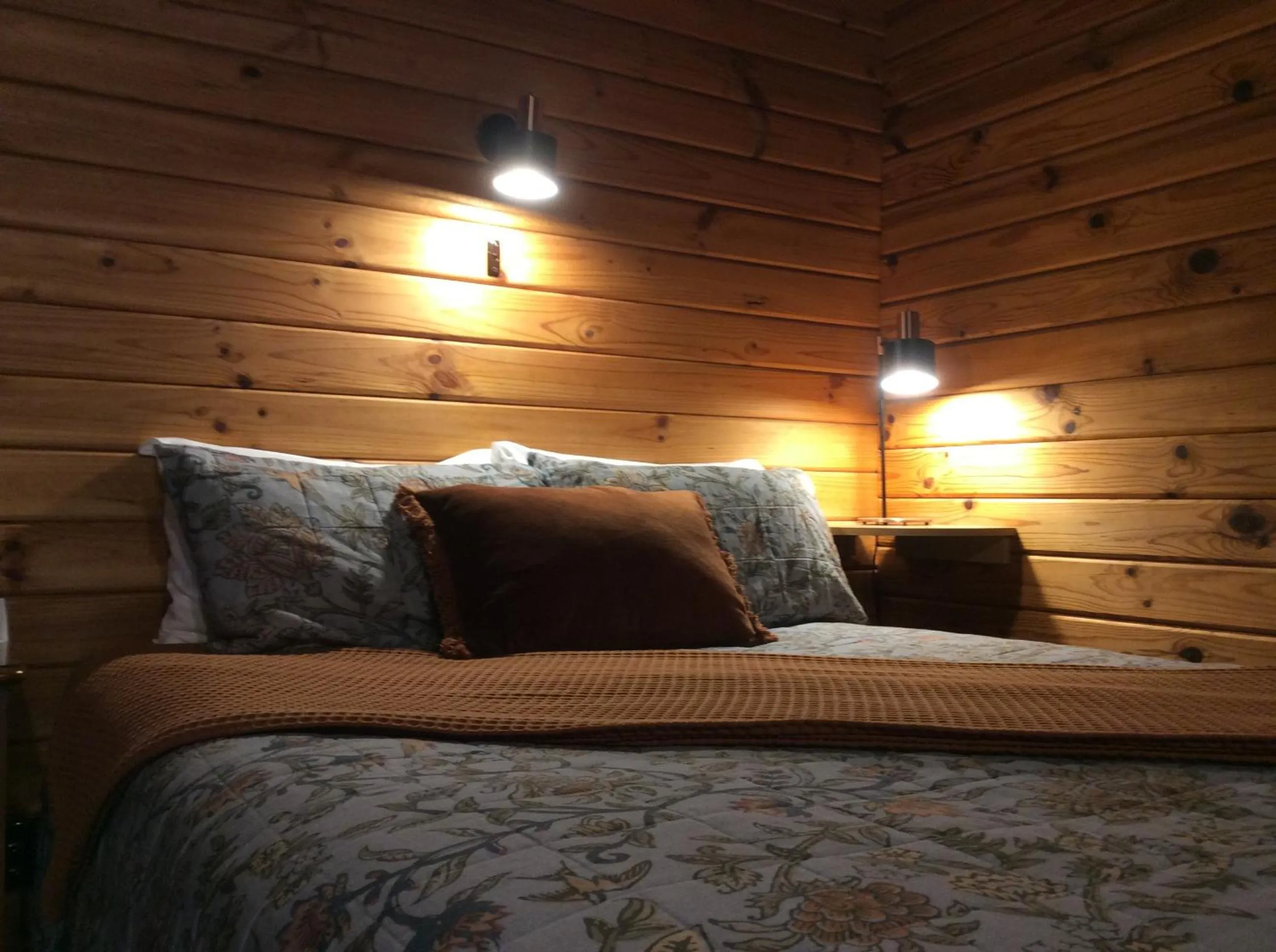 Bed in Alpine Lodge Motel