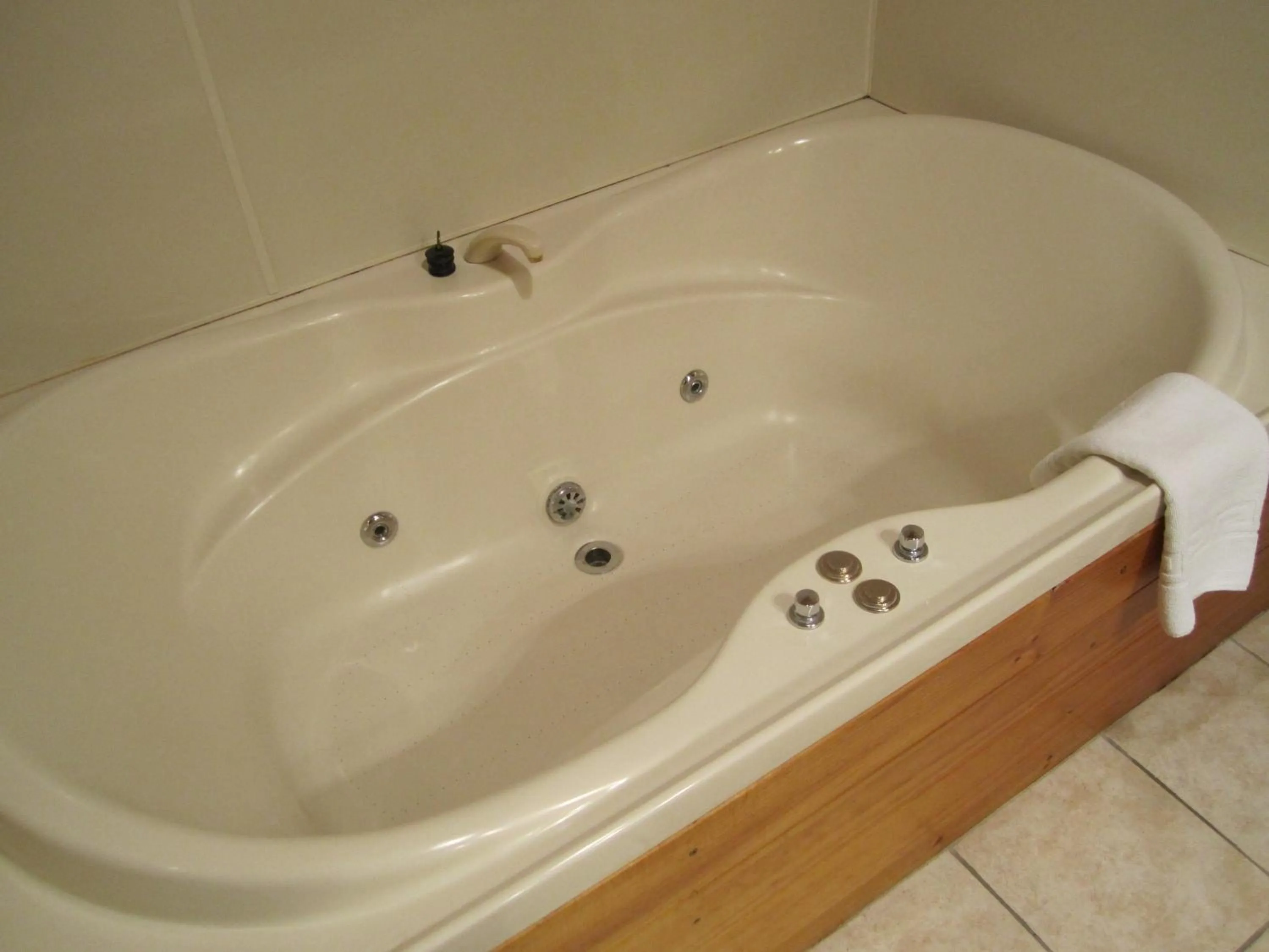 Bathroom in Alpine Lodge Motel
