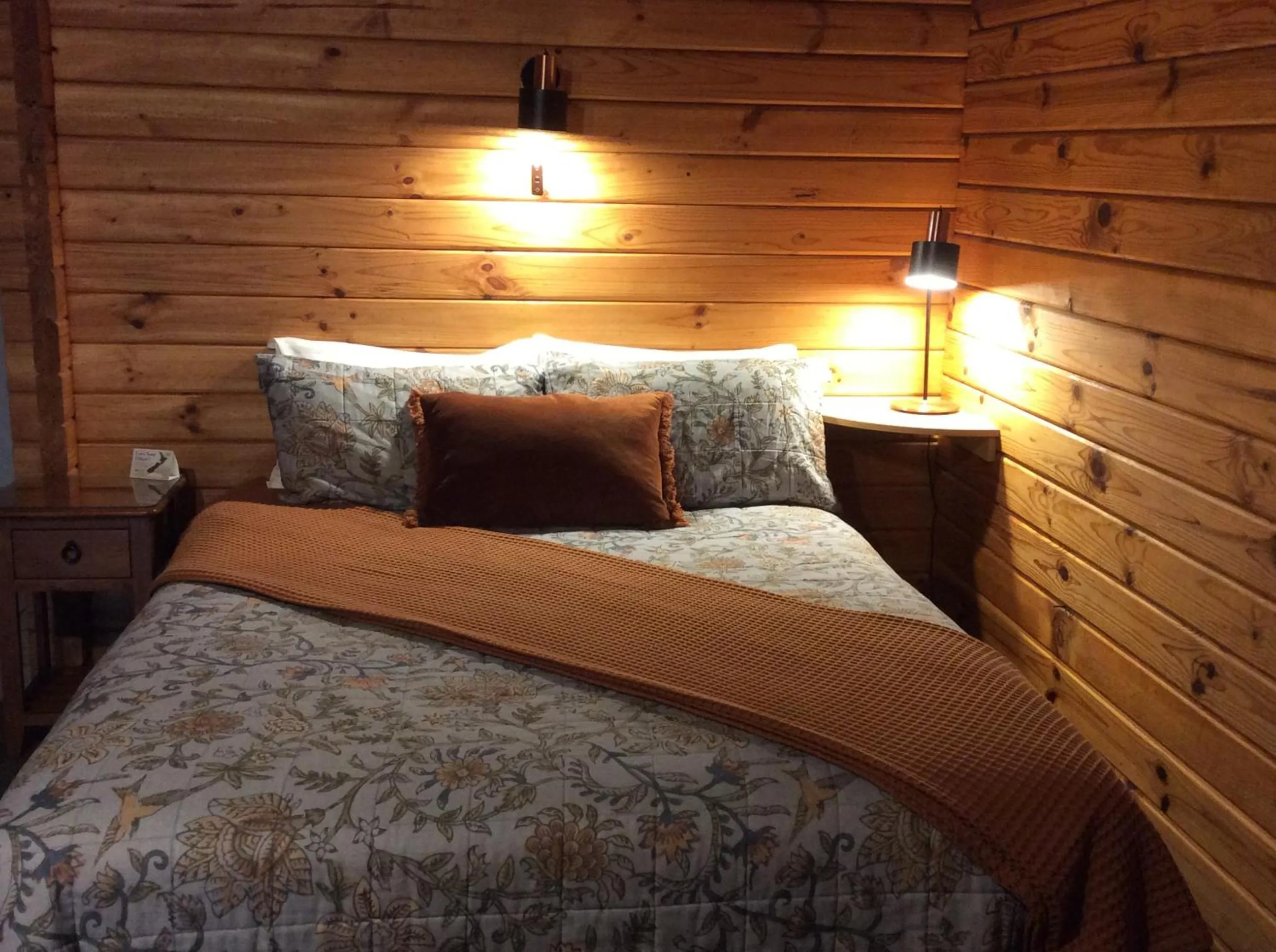 Bed in Alpine Lodge Motel