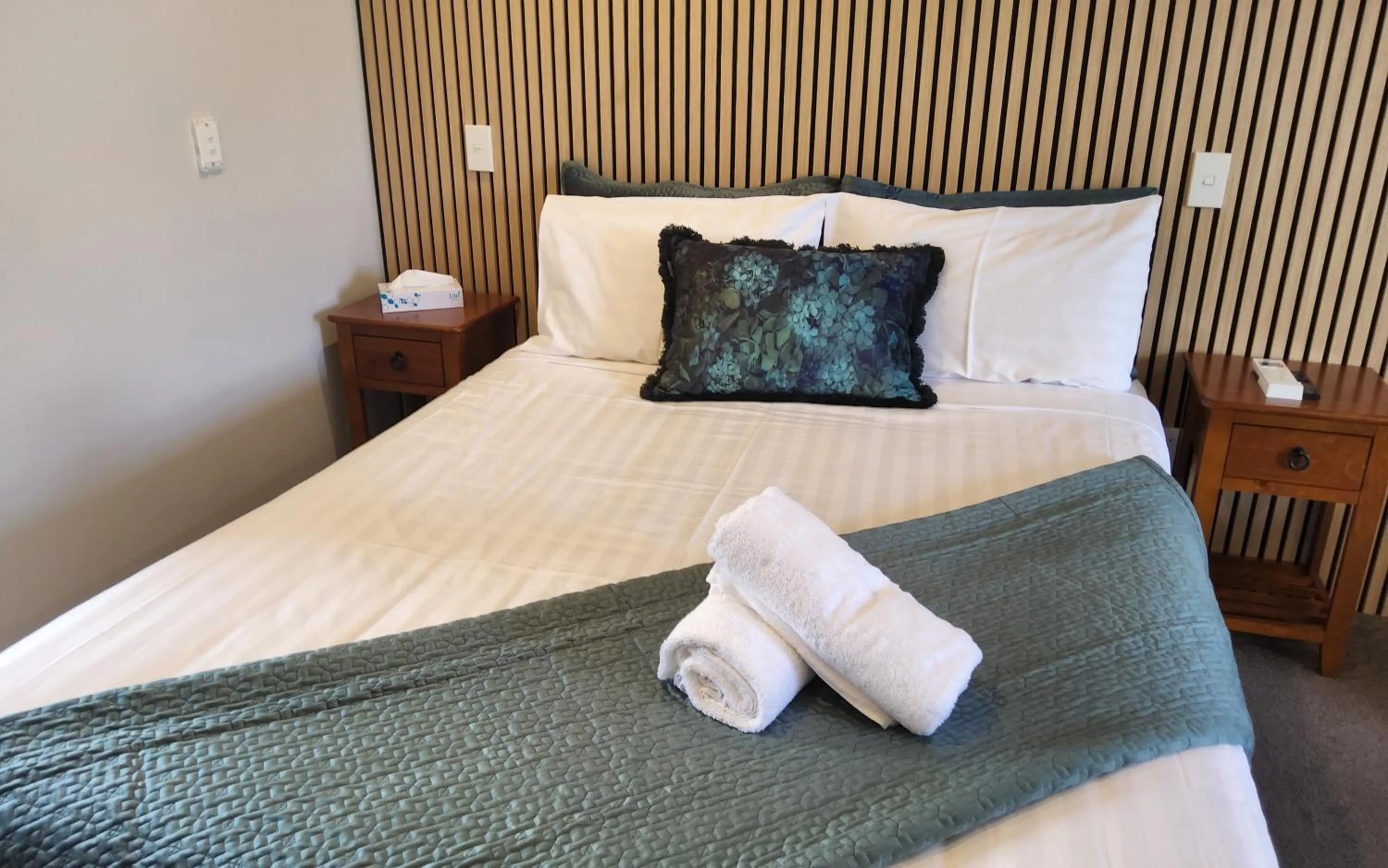 Bed in Alpine Lodge Motel