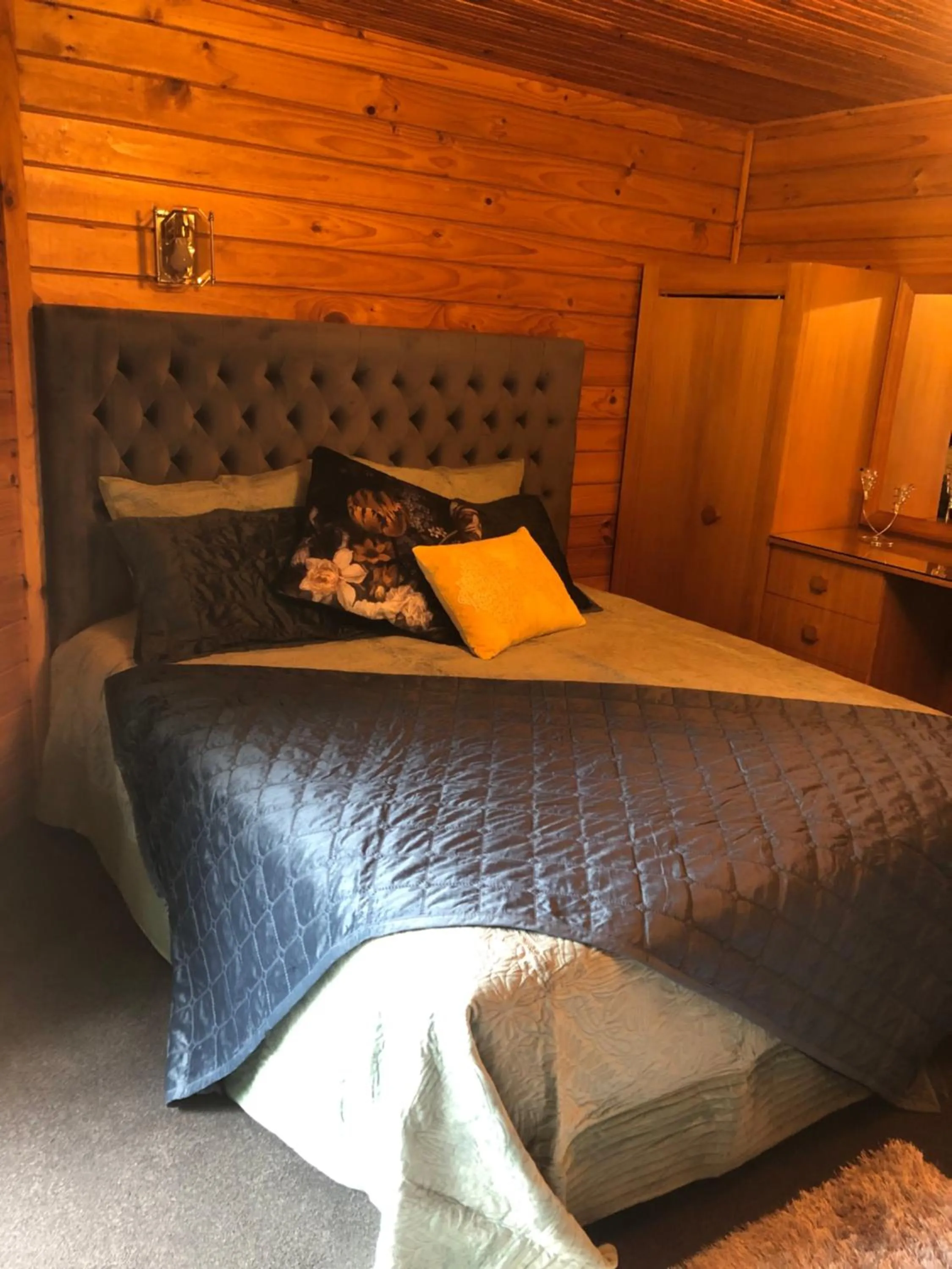 Bed in Alpine Lodge Motel