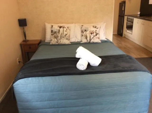 Bed in Alpine Lodge Motel