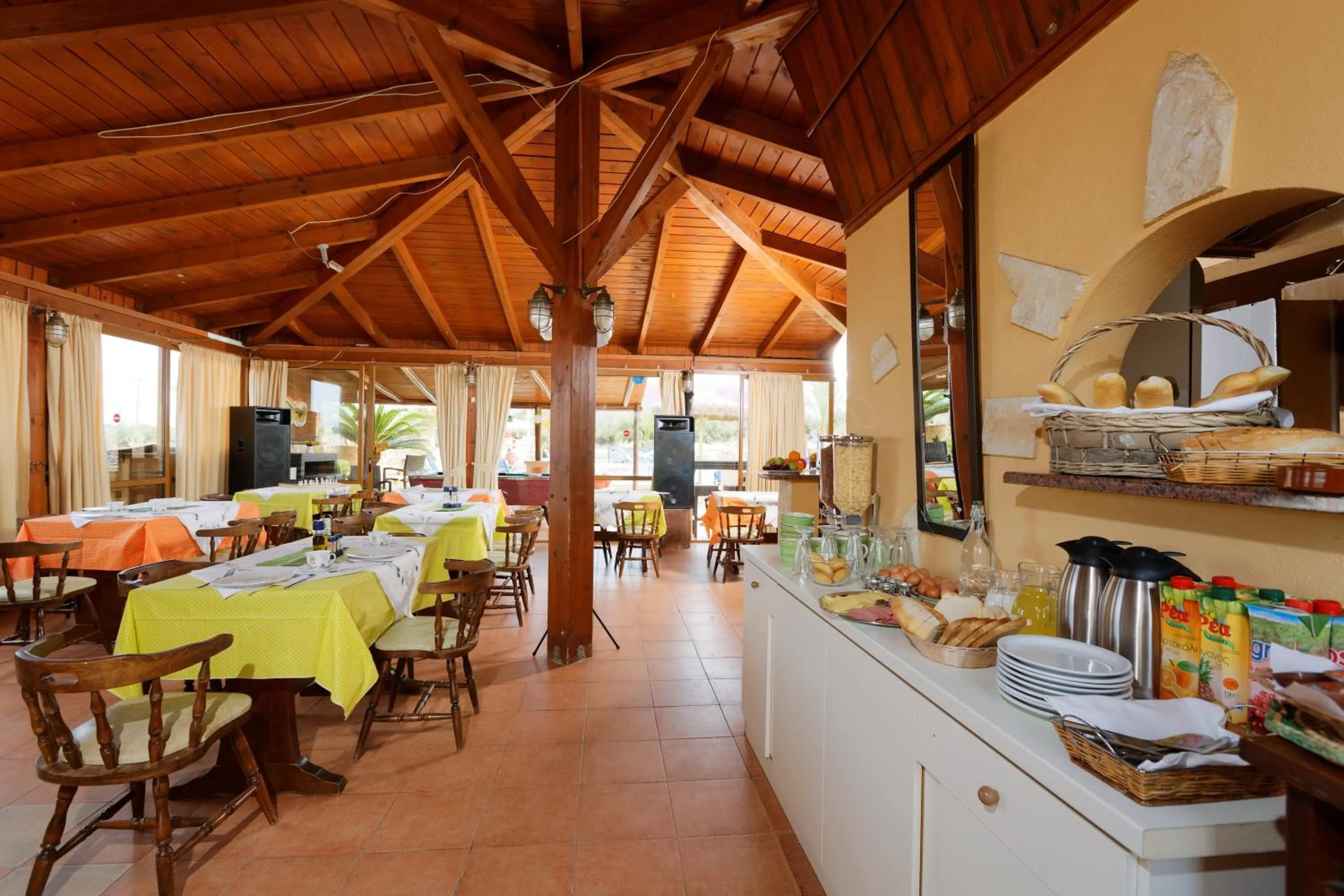 Restaurant/places to eat in Danelis Studios & Apartments