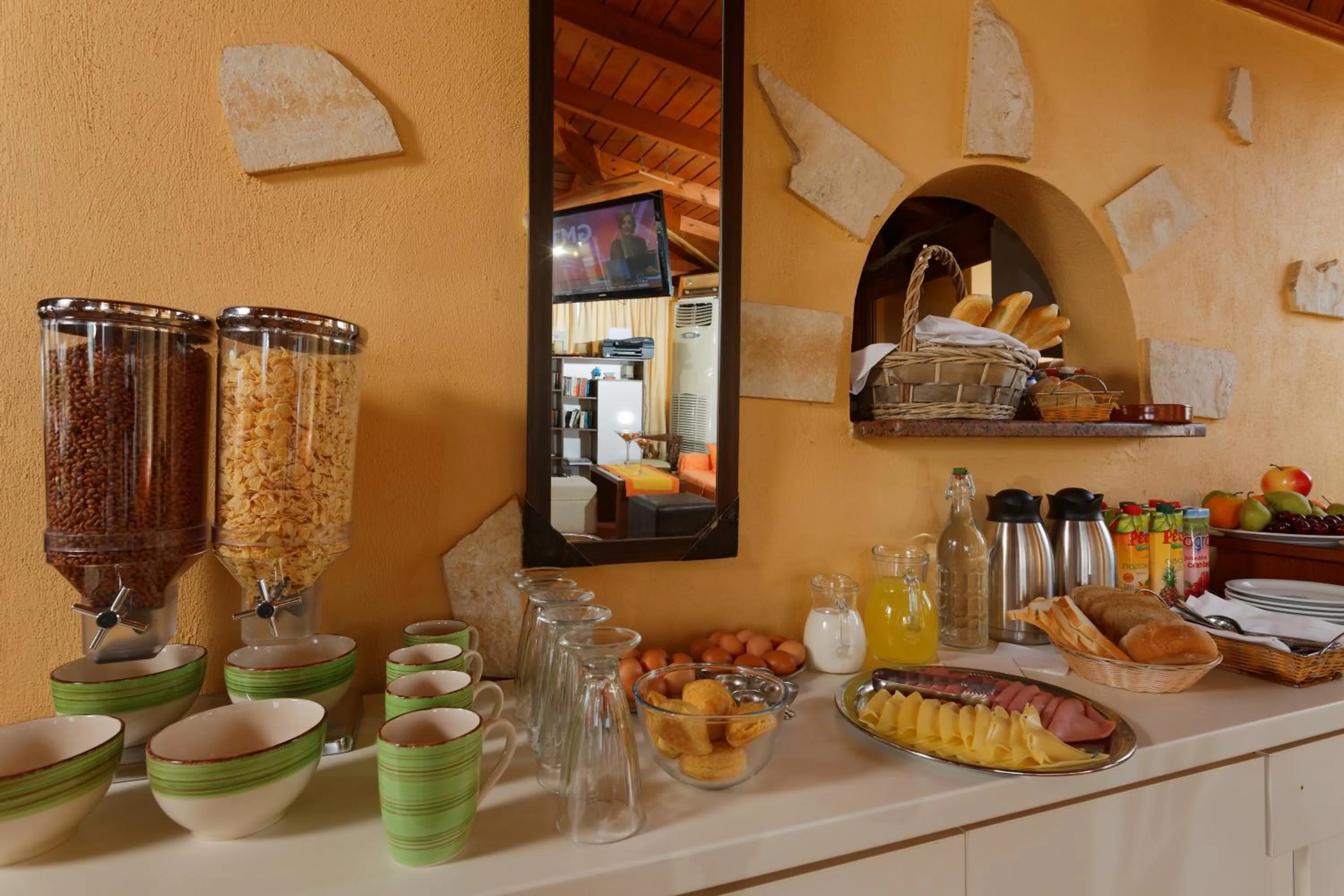 Food in Danelis Studios & Apartments