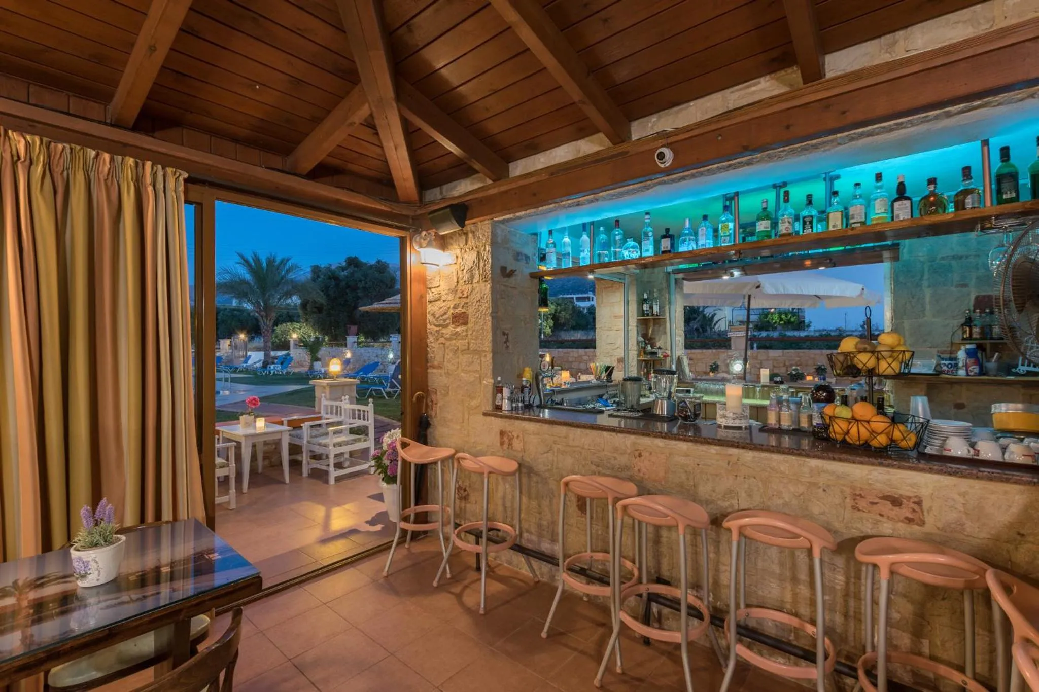 Restaurant/places to eat in Danelis Studios & Apartments