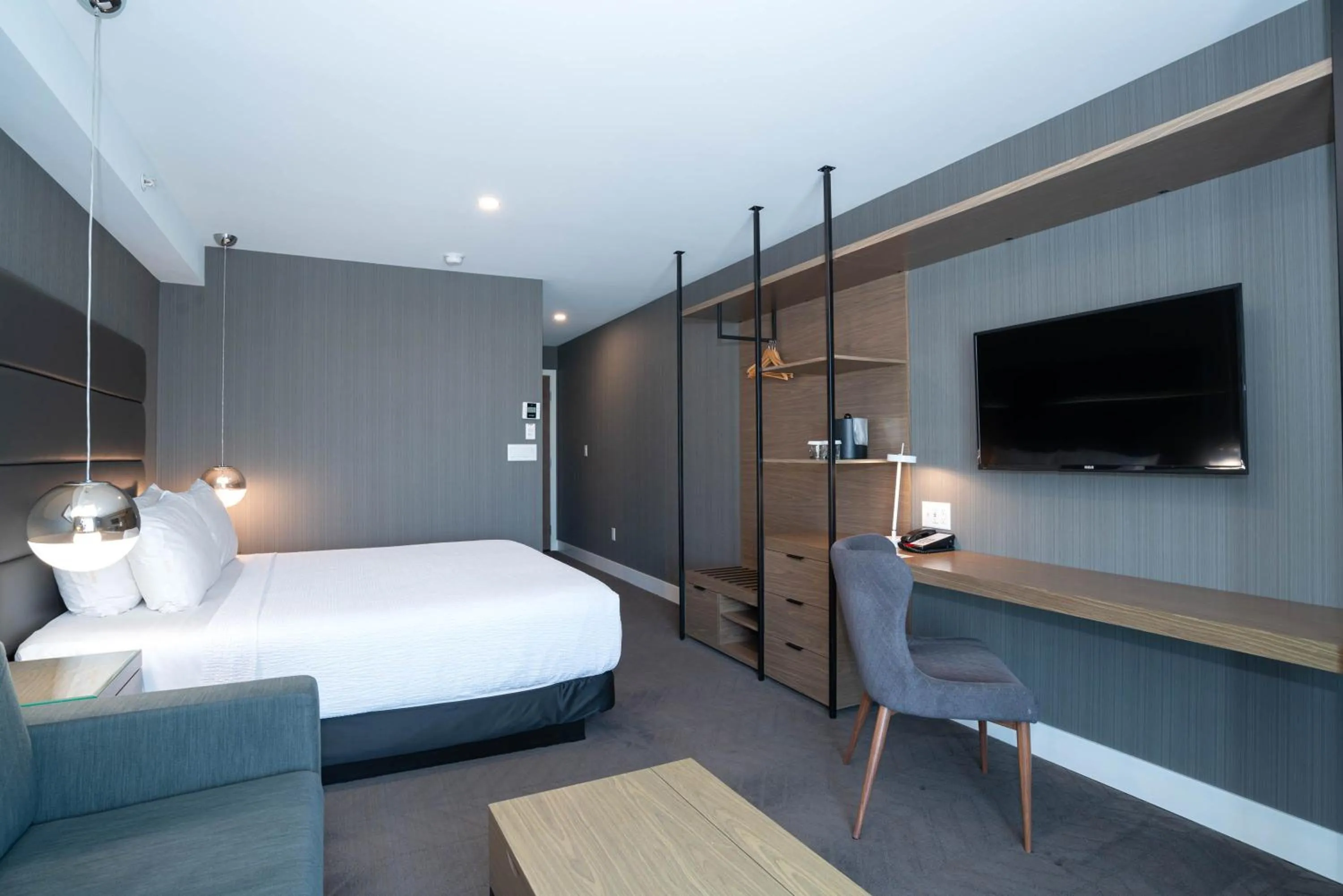 Photo of the whole room, Bed in Sandman Signature Calgary Airport Hotel