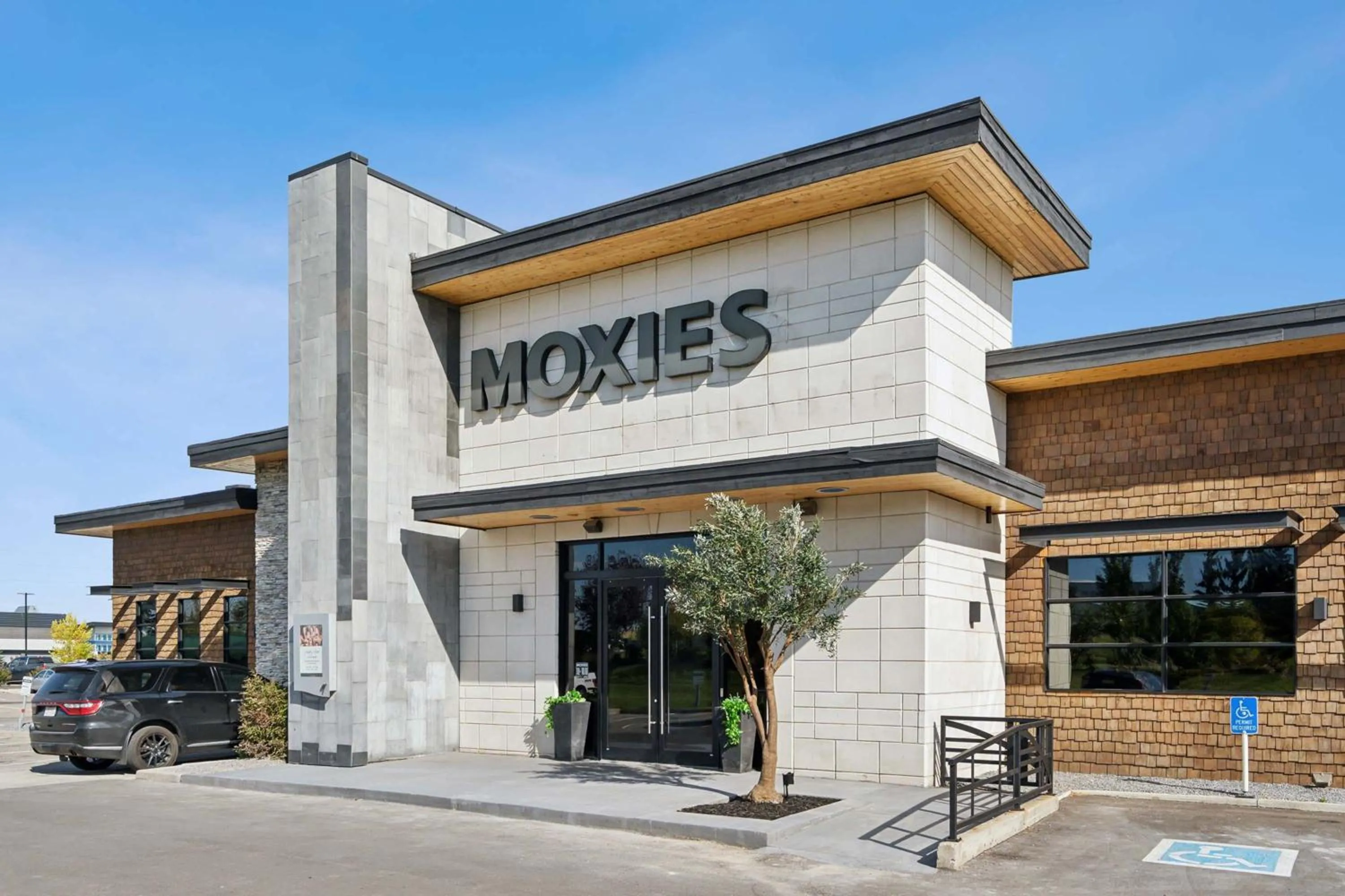 Restaurant/places to eat in Sandman Signature Calgary Airport Hotel