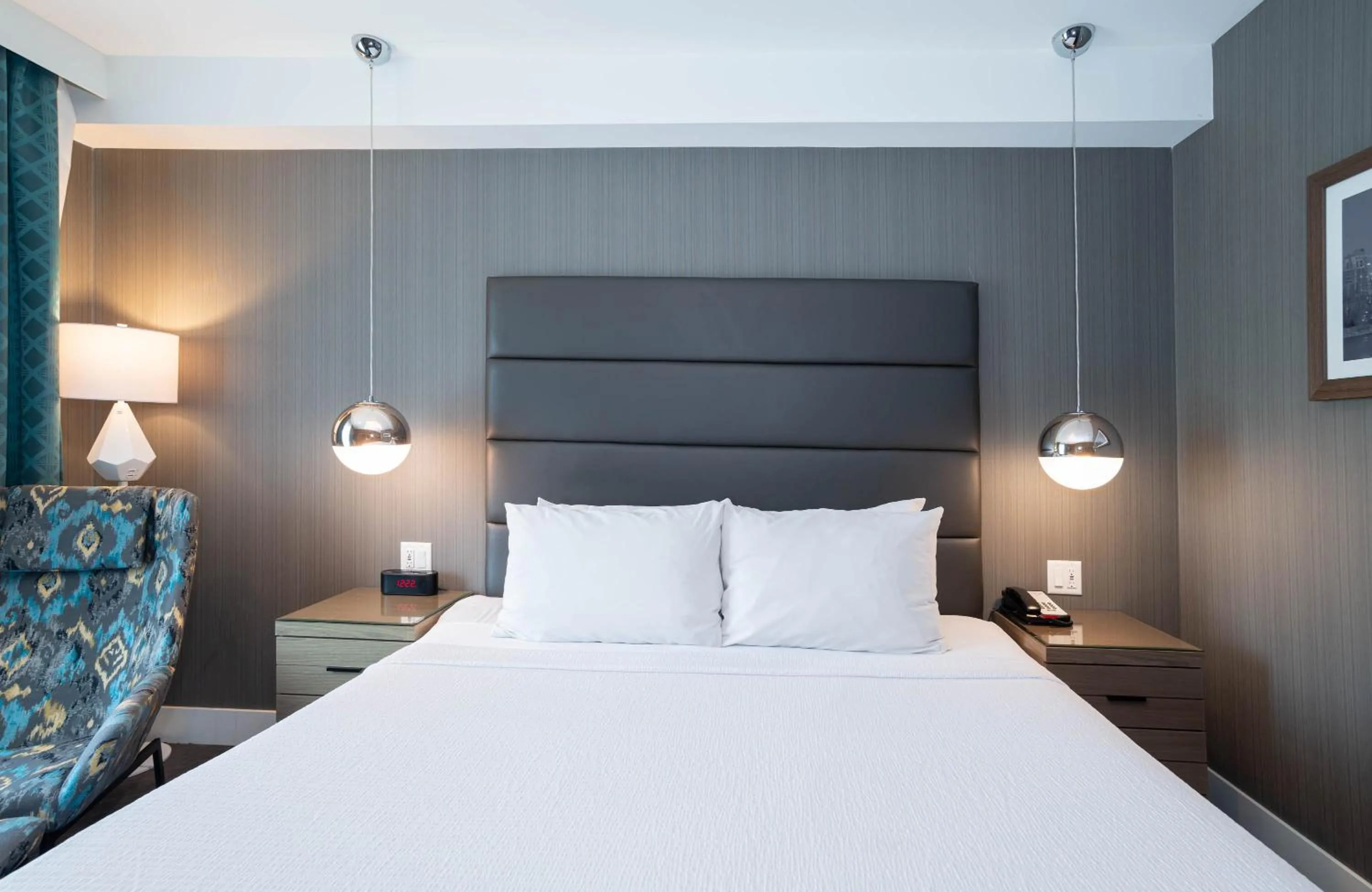 Photo of the whole room, Bed in Sandman Signature Calgary Airport Hotel