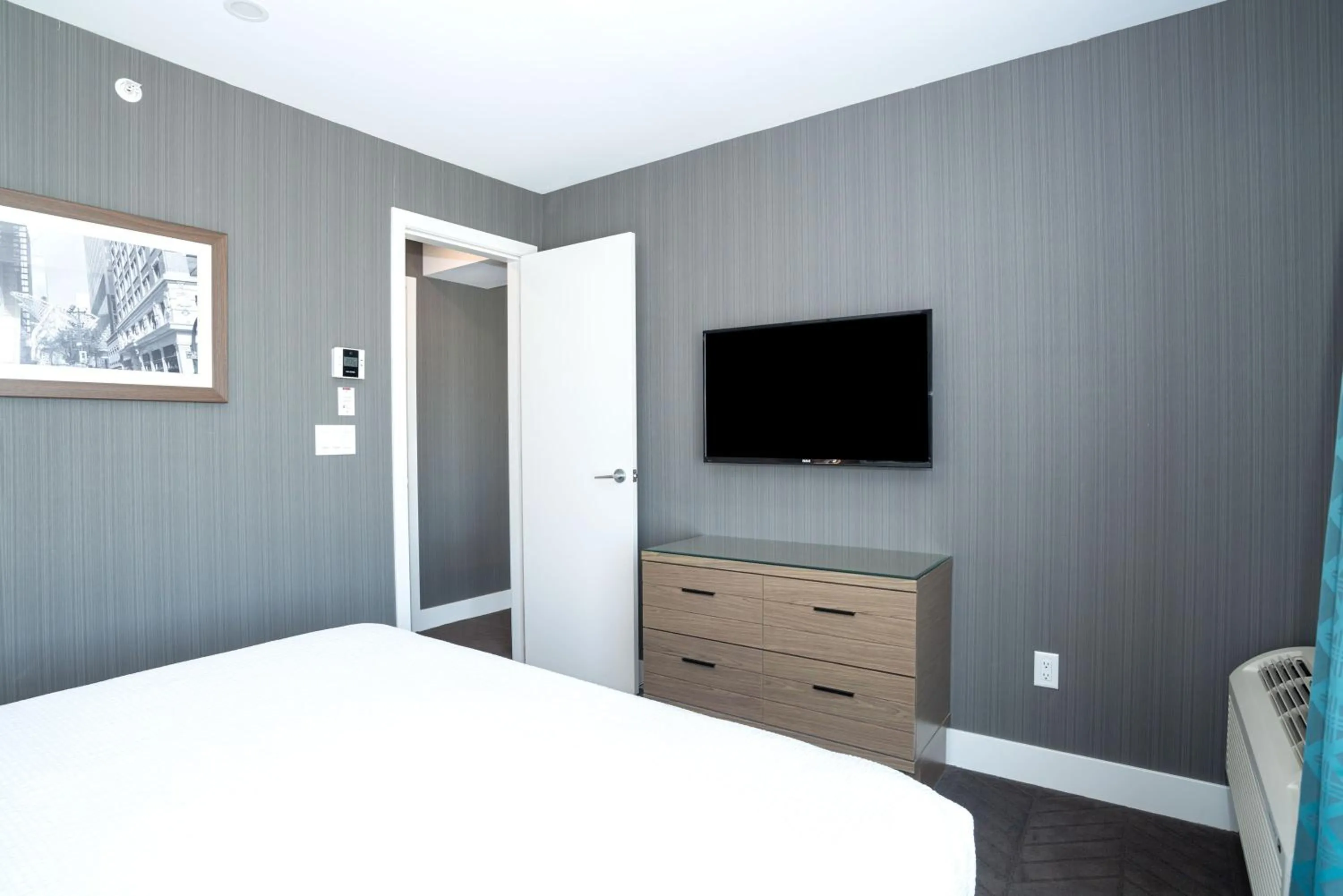 Photo of the whole room, Bed in Sandman Signature Calgary Airport Hotel