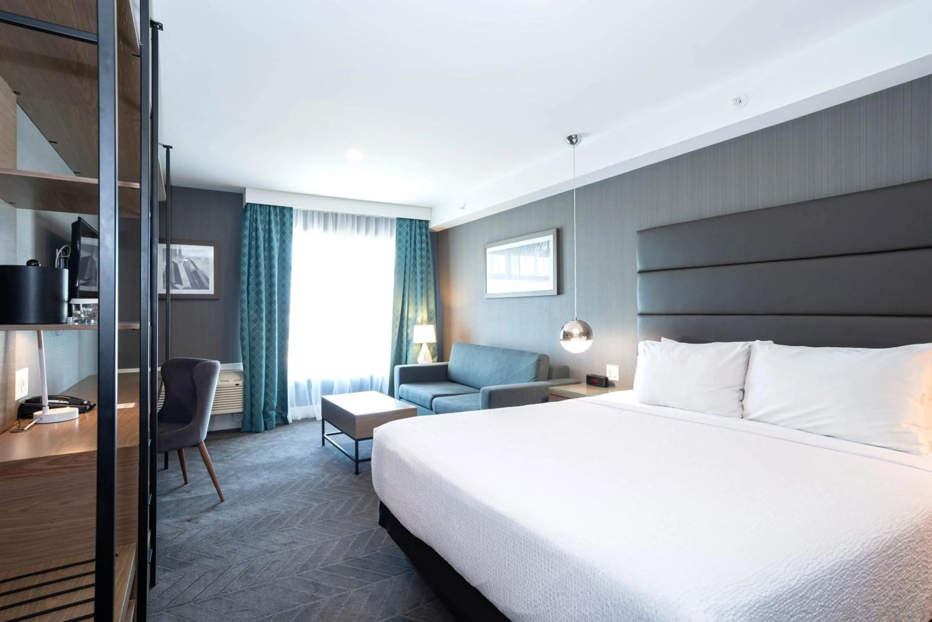 Photo of the whole room, Bed in Sandman Signature Calgary Airport Hotel