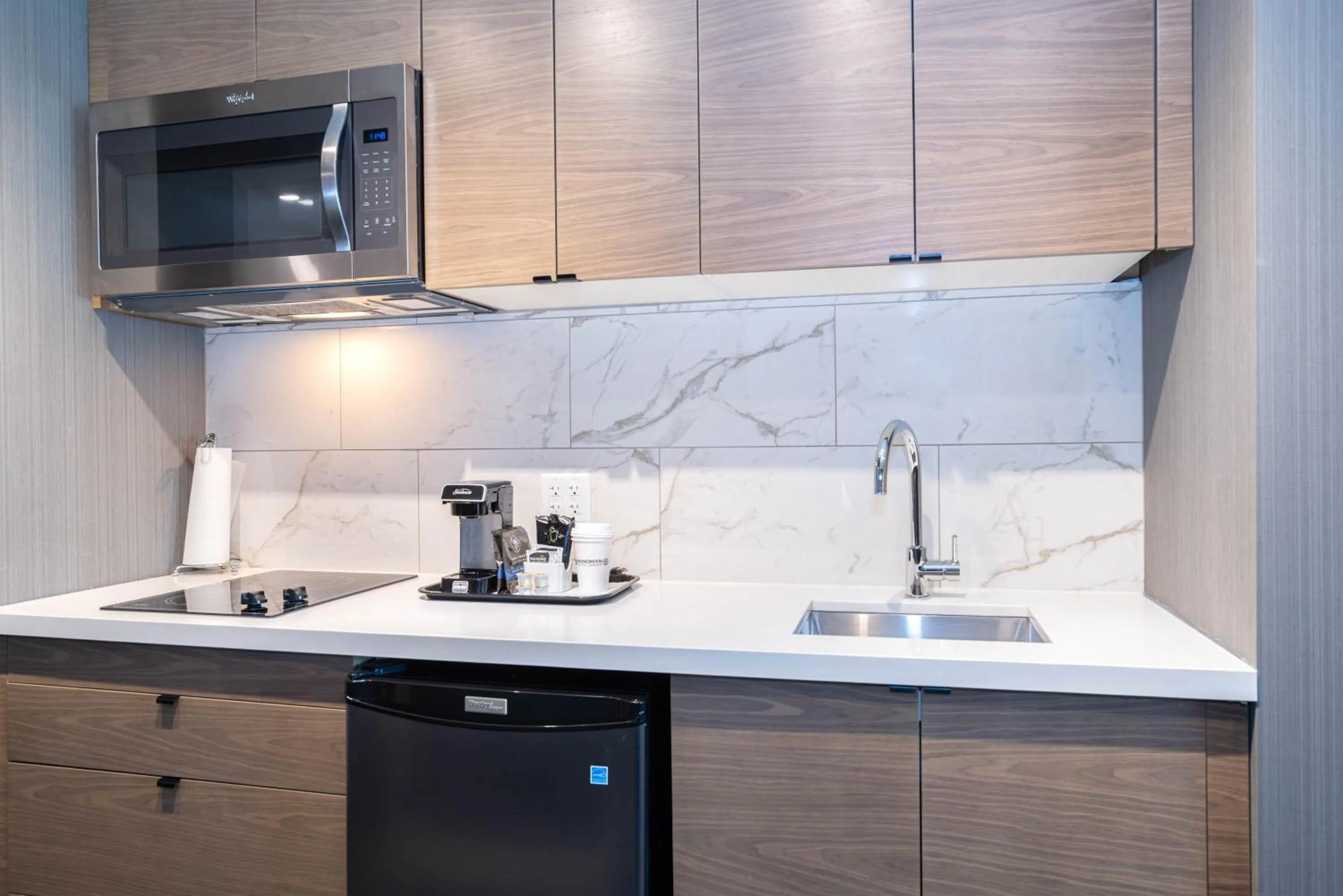 Kitchen or kitchenette in Sandman Signature Calgary Airport Hotel