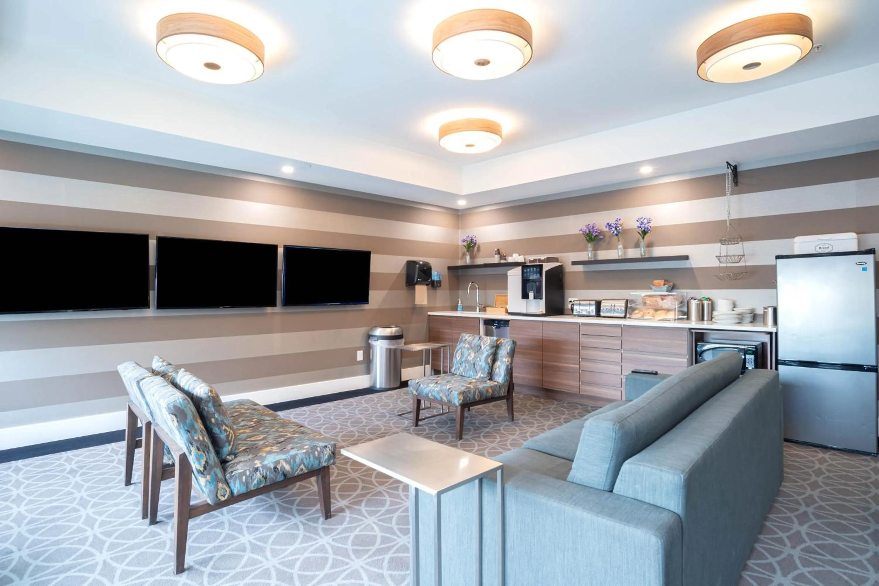 Lobby or reception in Sandman Signature Calgary Airport Hotel