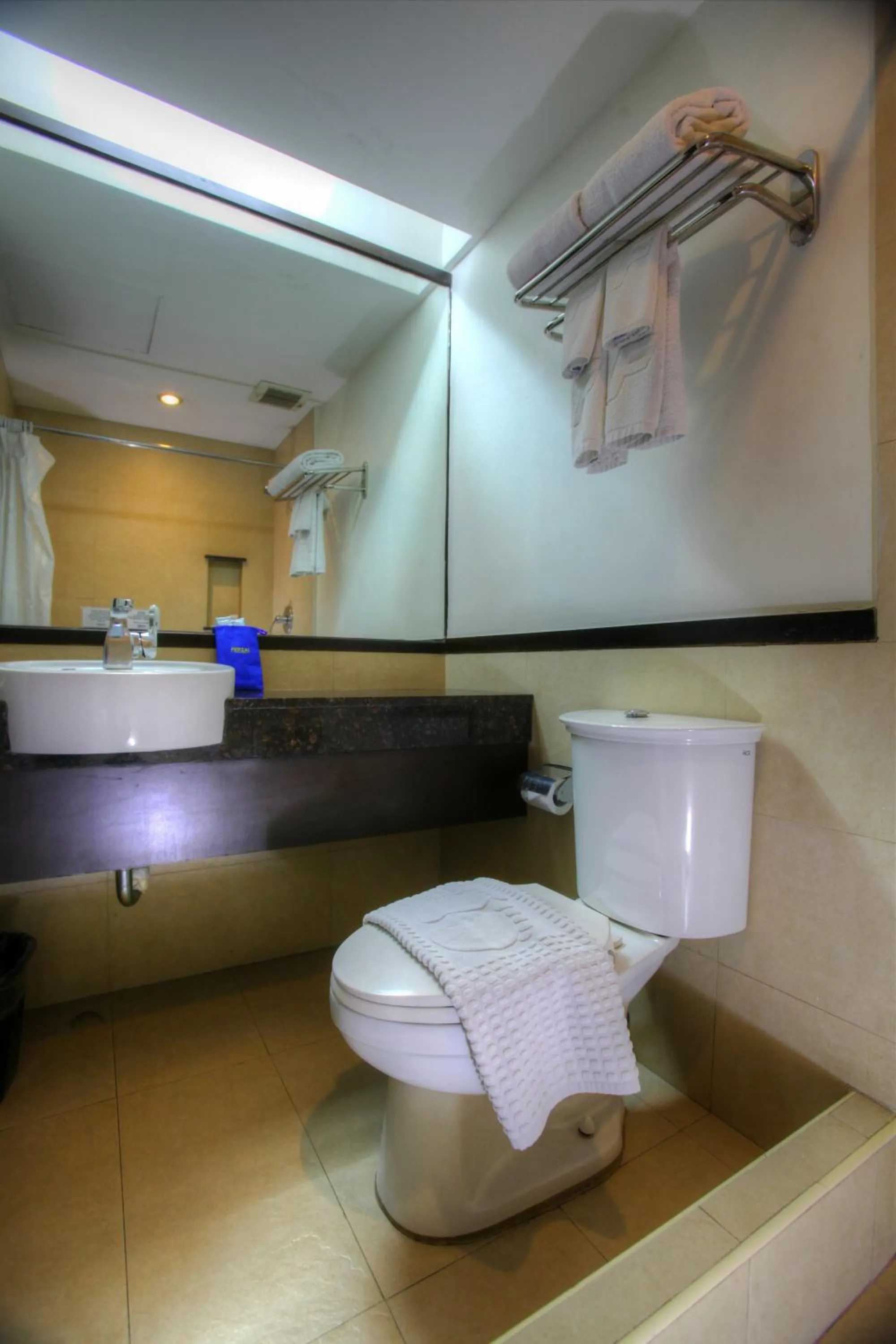 Toilet in Fersal Hotel Neptune Makati