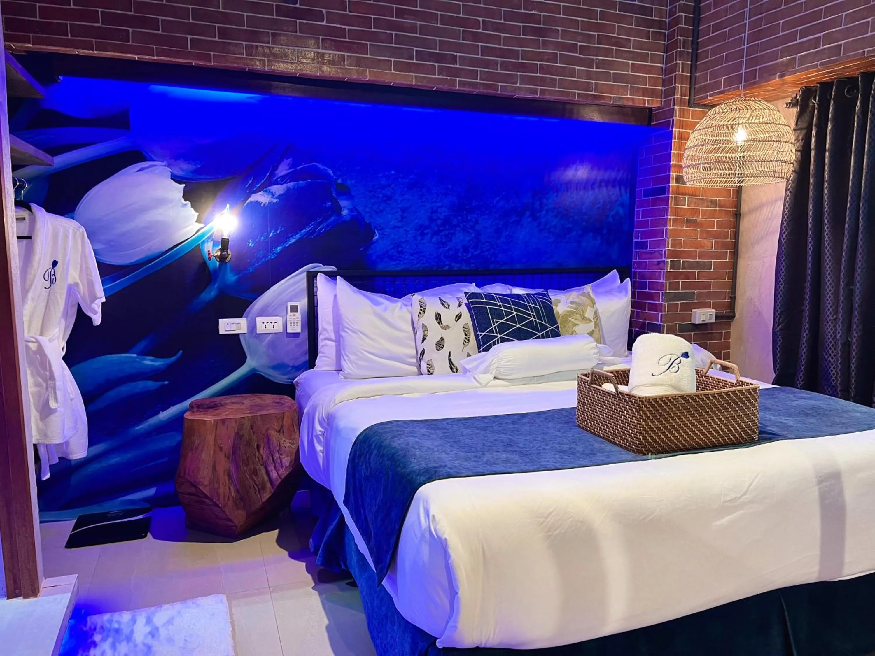 Bed in CLOCKWORKORANGE Luxury Suites