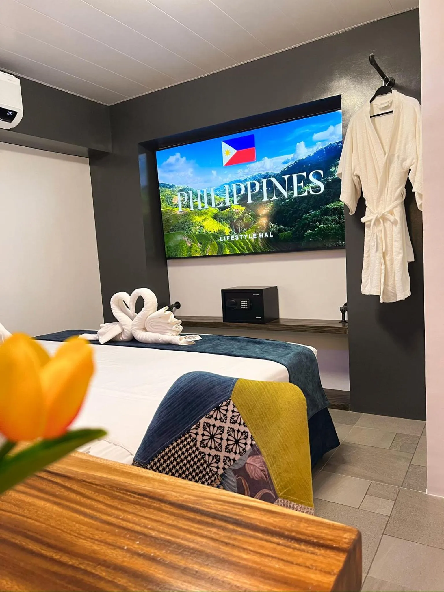 Bed in CLOCKWORKORANGE Luxury Suites