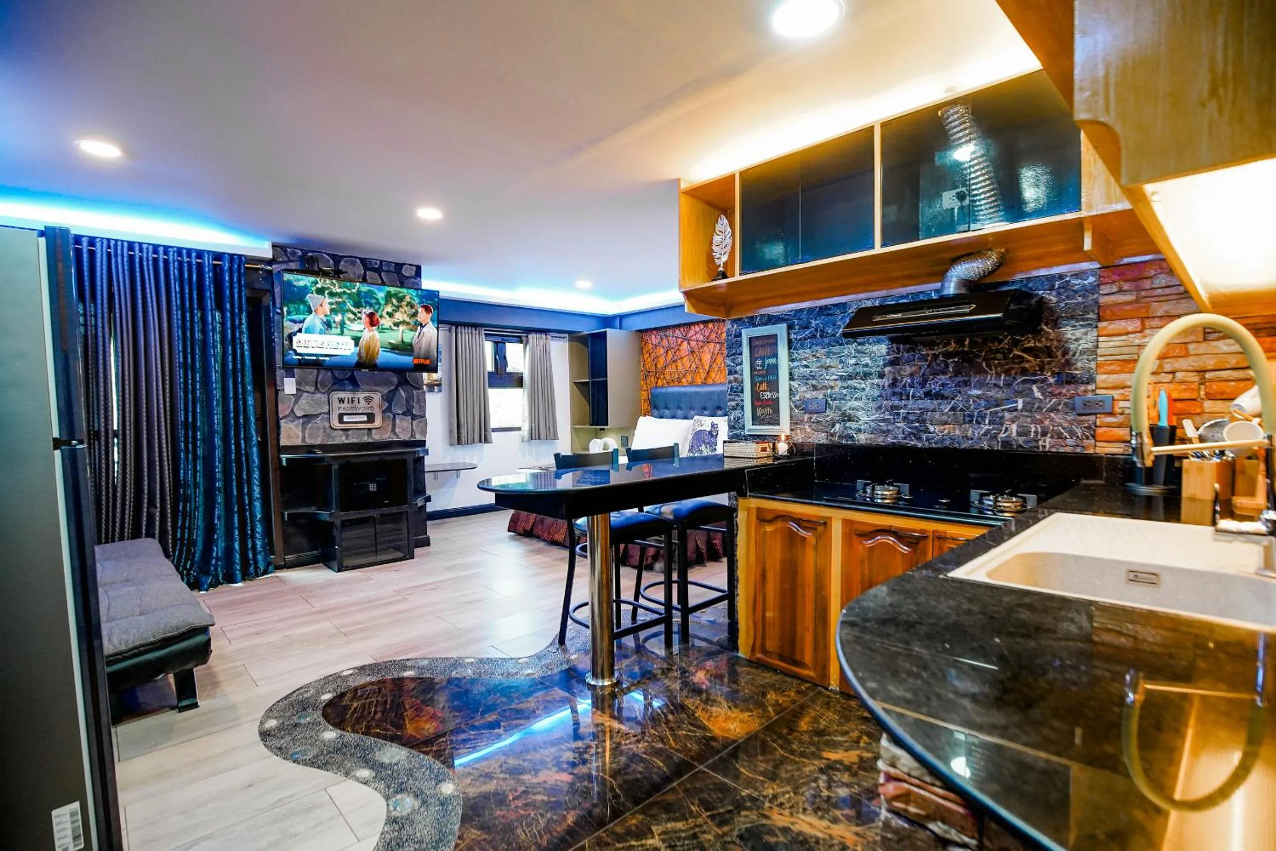 CLOCKWORKORANGE Luxury Suites