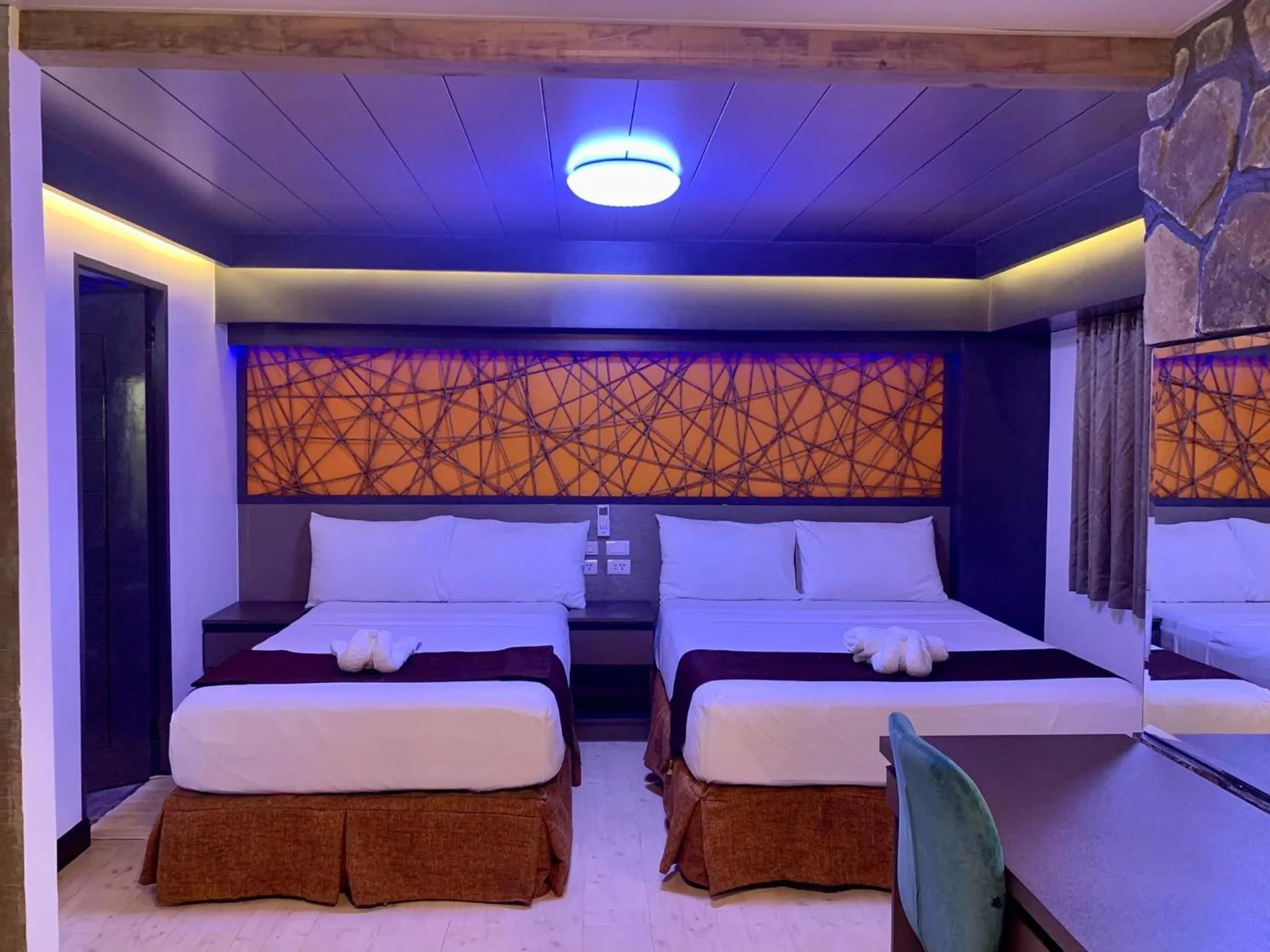 Bed in CLOCKWORKORANGE Luxury Suites