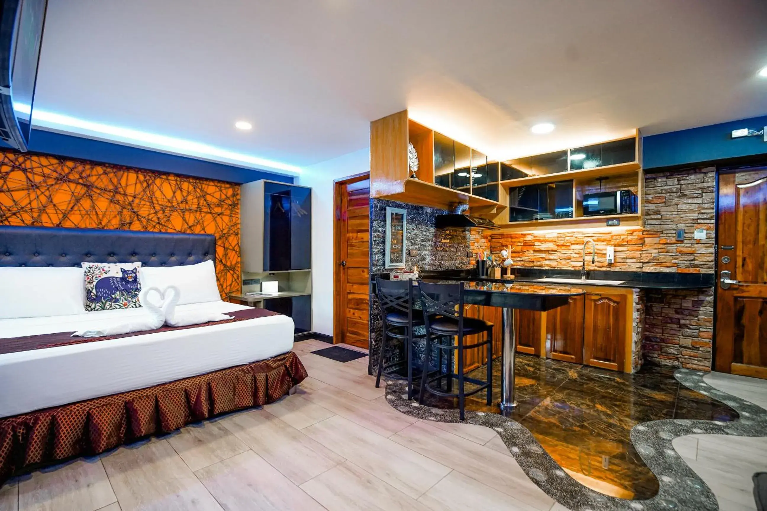 Standard Studio Suite in CLOCKWORKORANGE Luxury Suites Standard Studio Suite in CLOCKWORKORANGE Luxury Suites