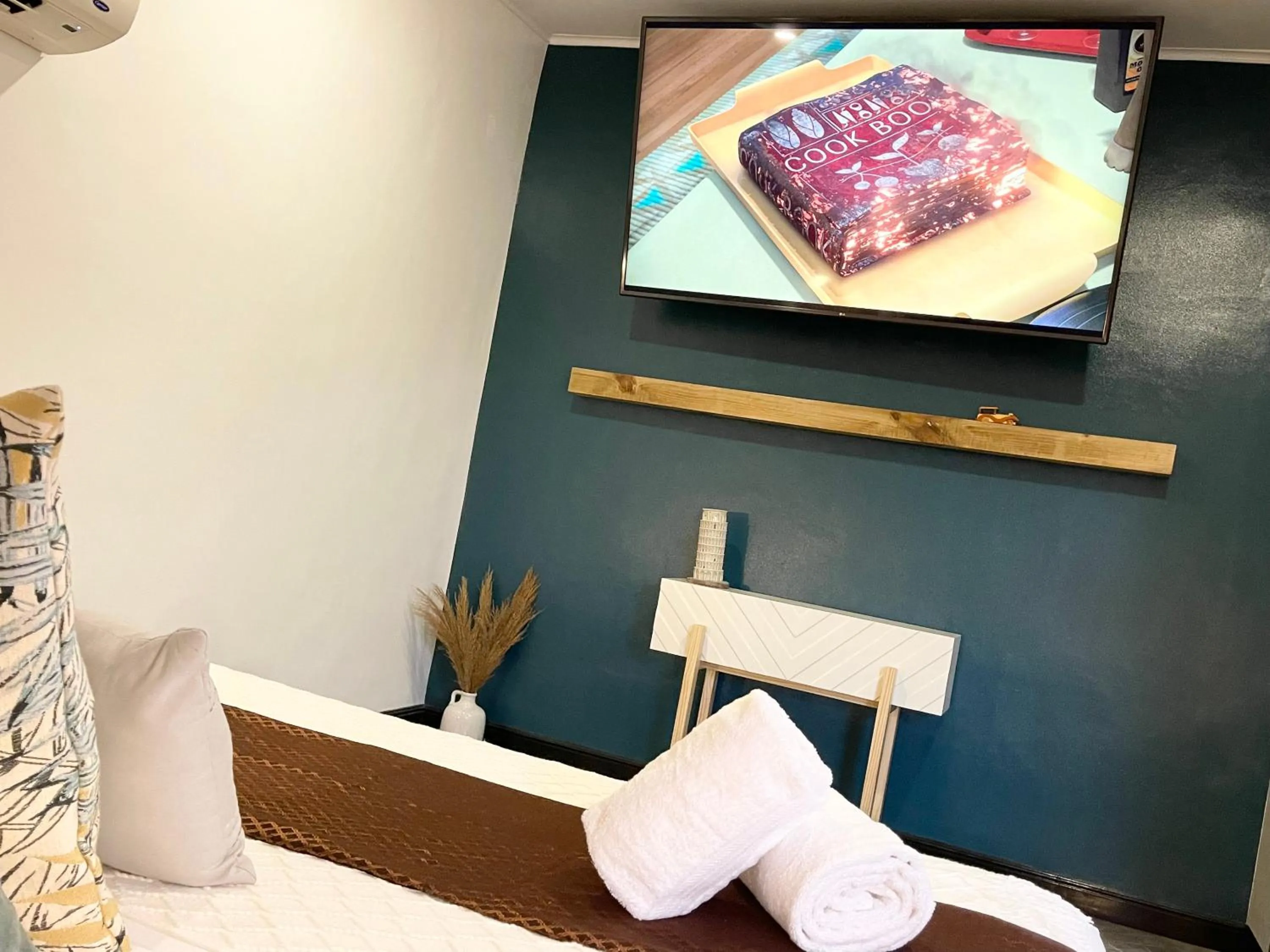 Bedroom in CLOCKWORKORANGE Luxury Suites