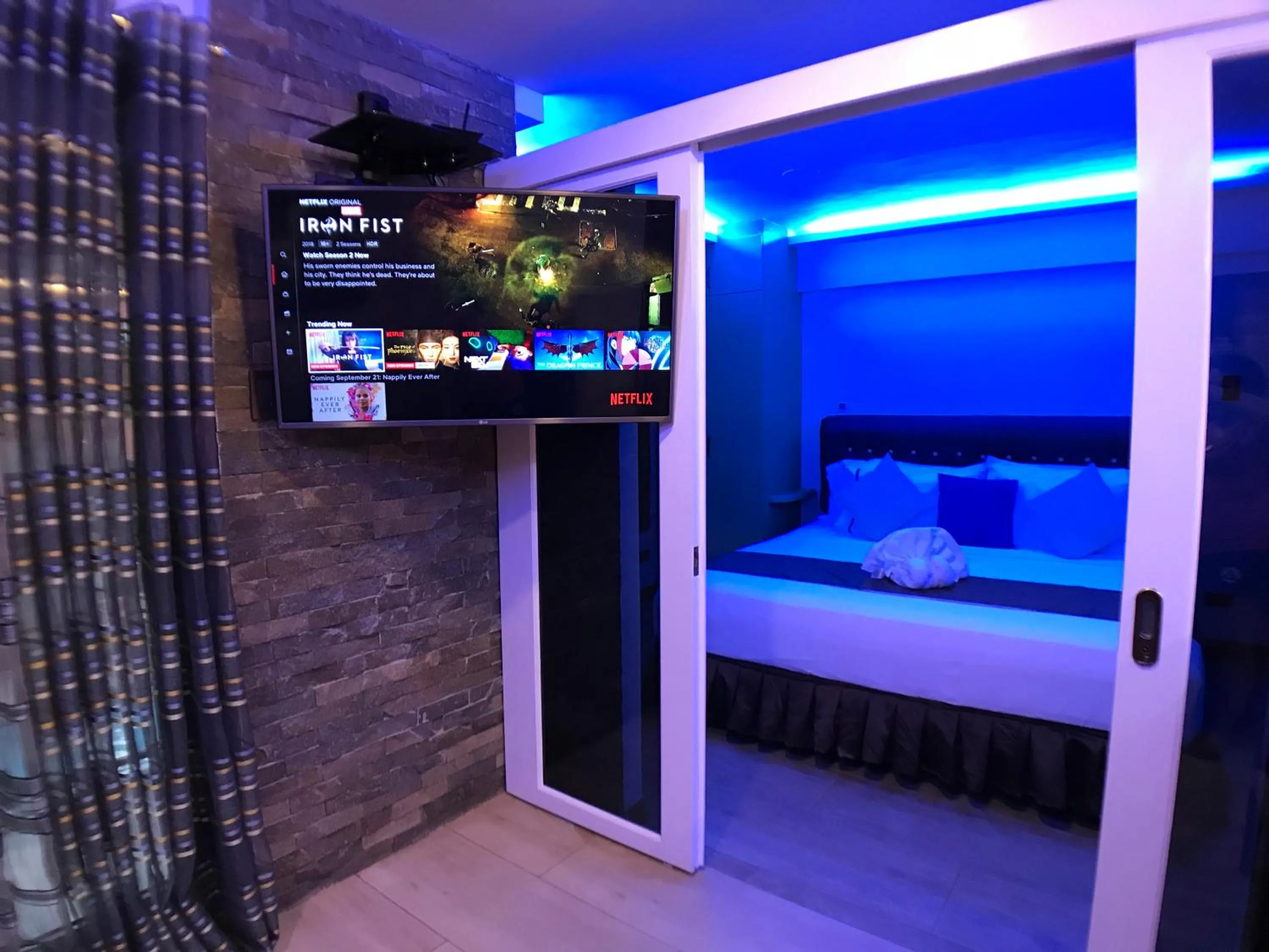 Bed in CLOCKWORKORANGE Luxury Suites