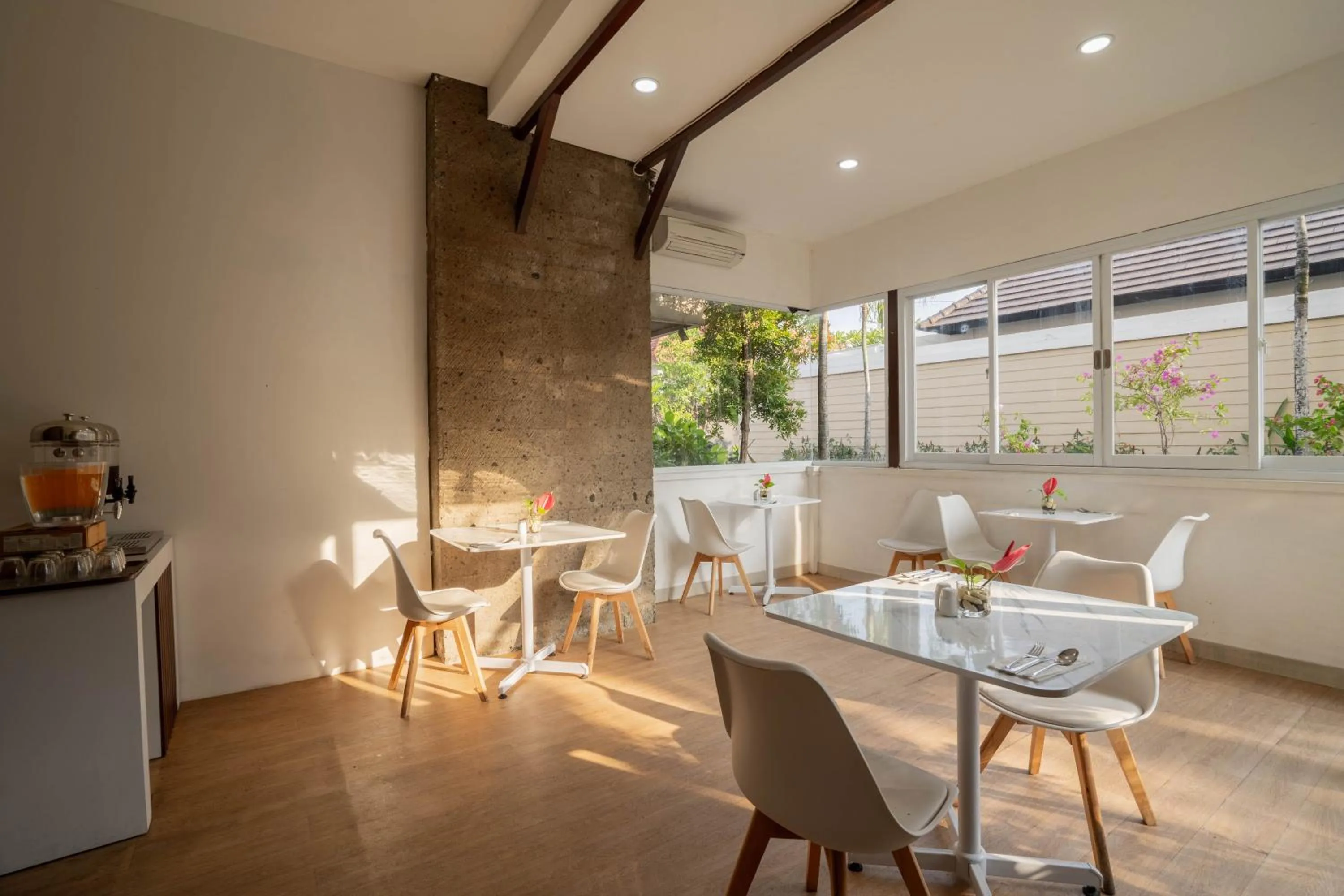 Restaurant/places to eat in Swiss-Belcourt Sunset