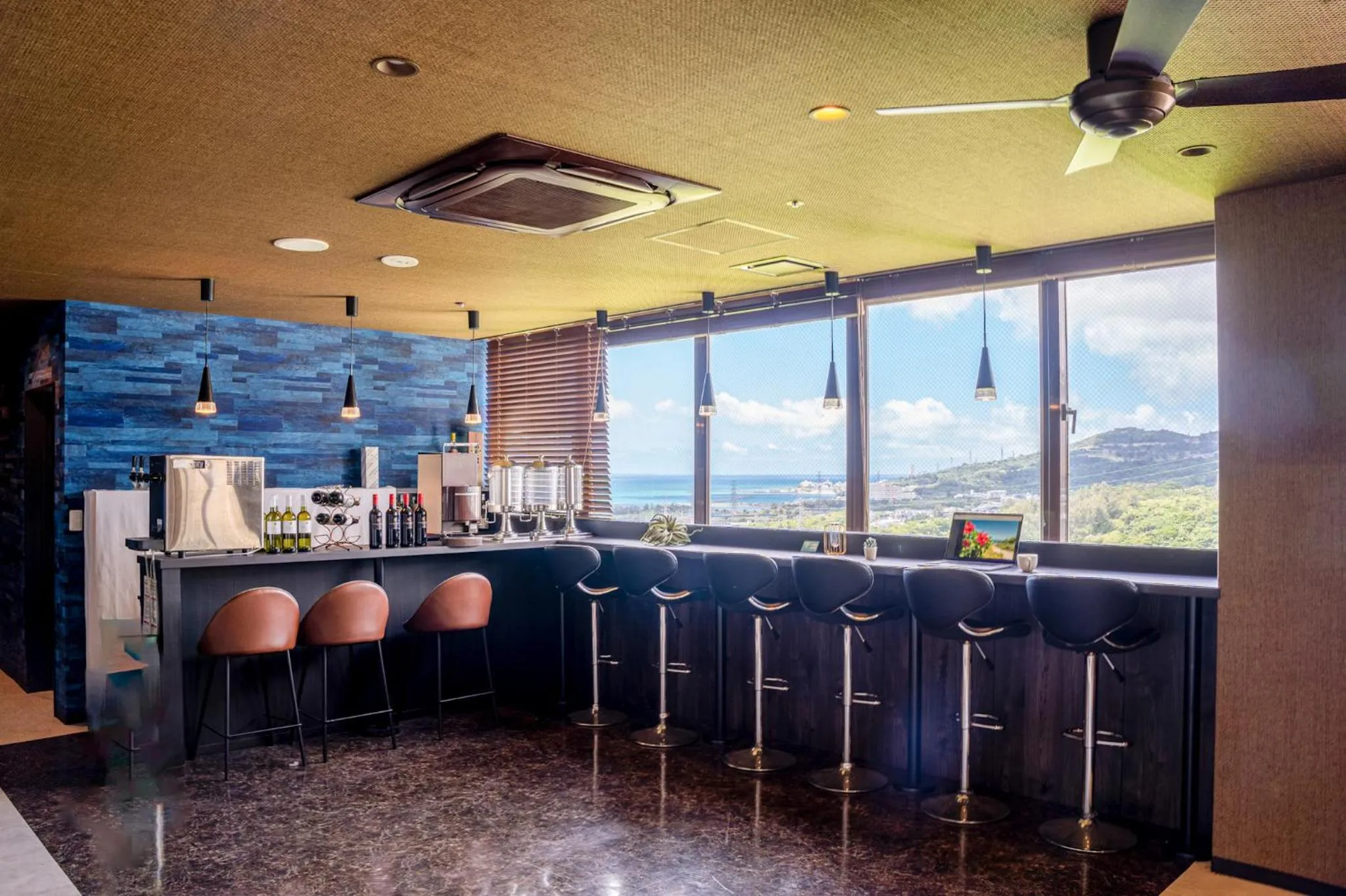 Restaurant/places to eat in Rycom Crystal Hotel