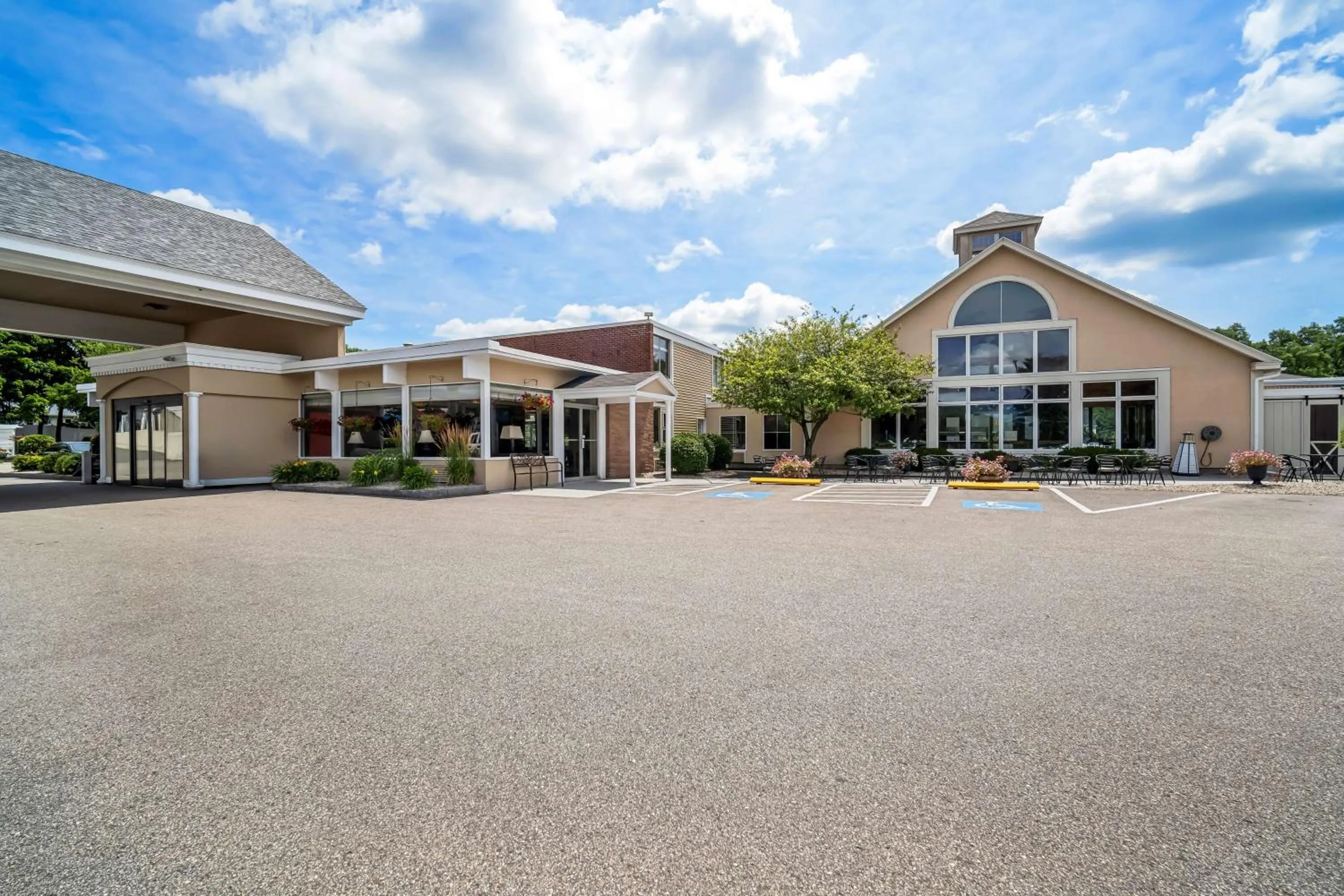 Property building in Best Western Merry Manor Inn