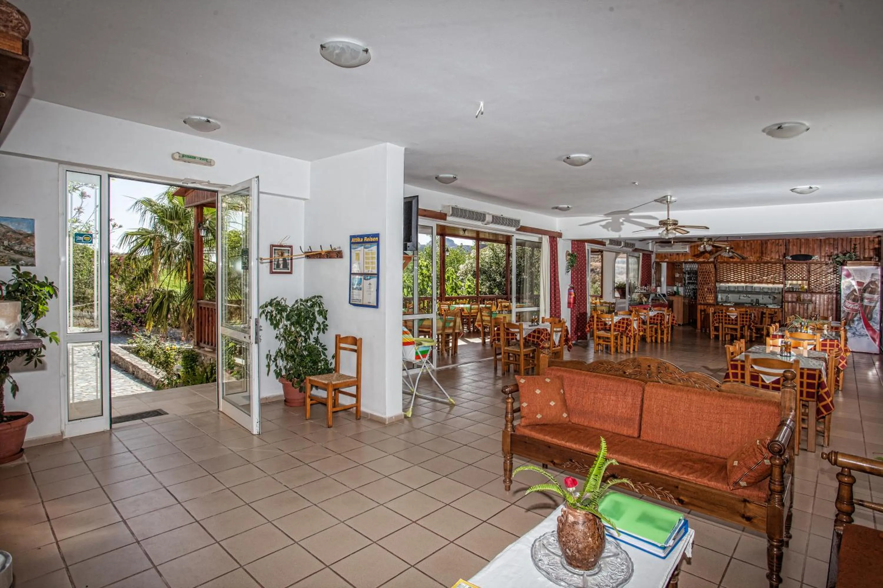 Restaurant/places to eat in Ammoudi Hotel