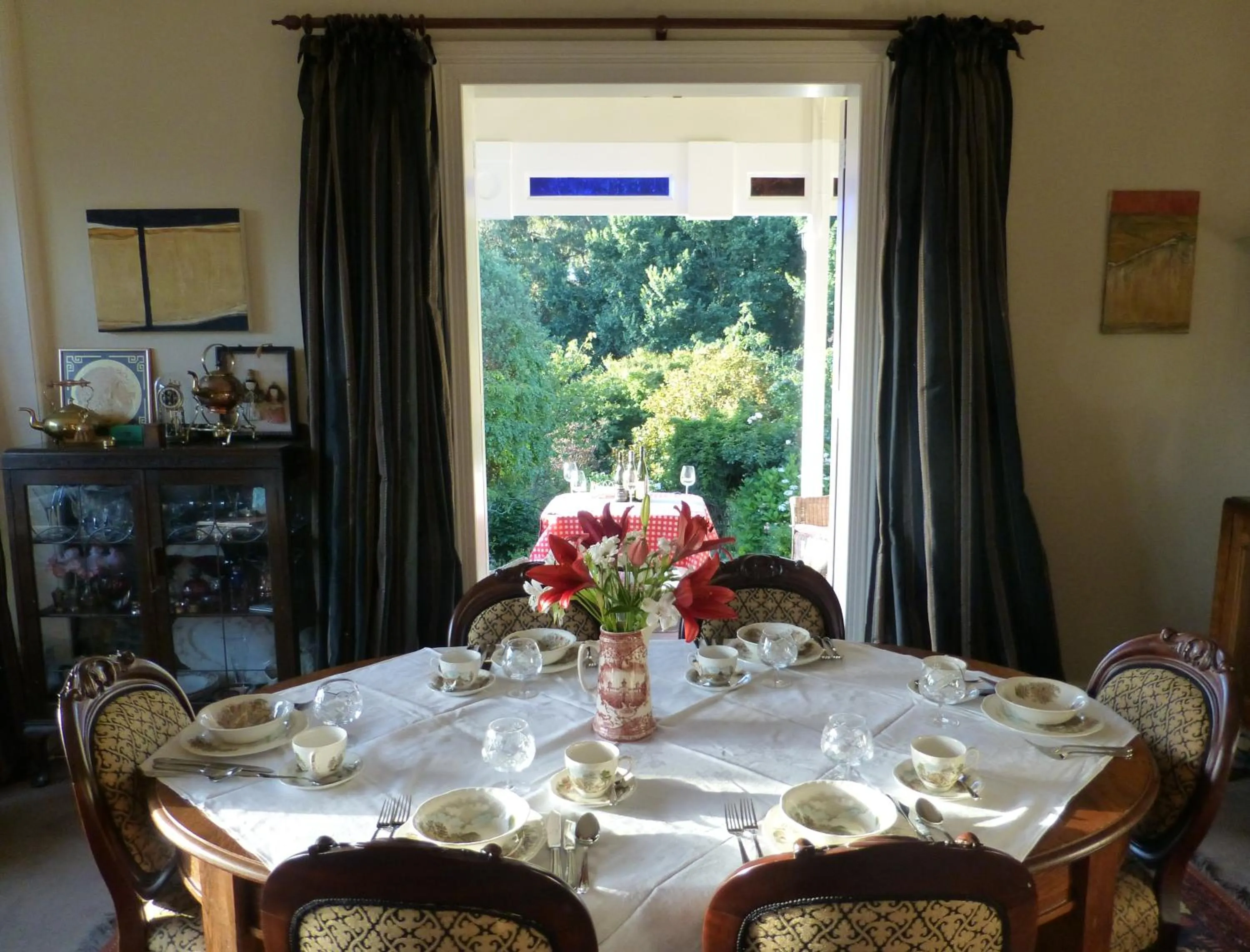 Dining area in Cobden Garden