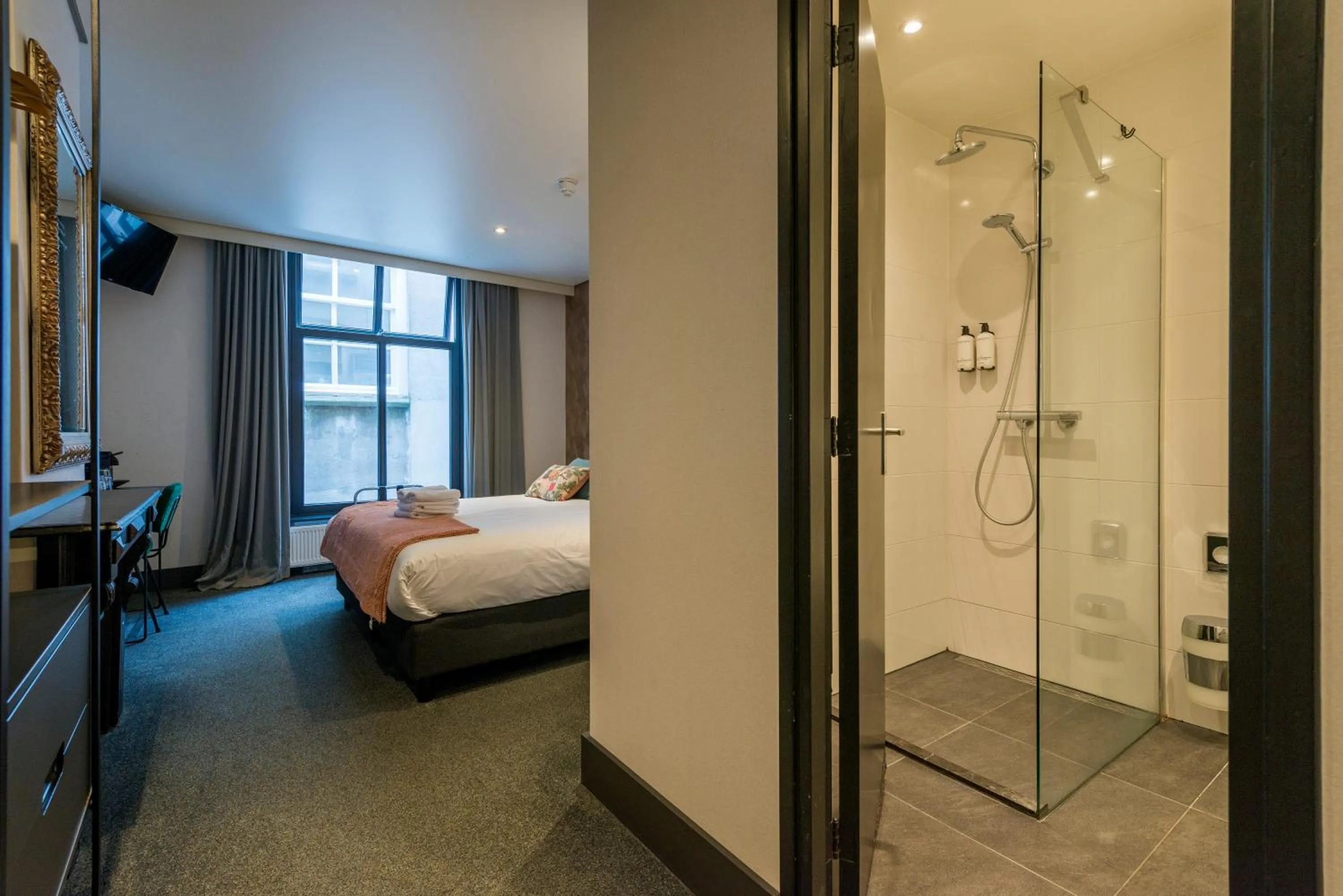 Photo of the whole room, Bed in Hotel Sutor