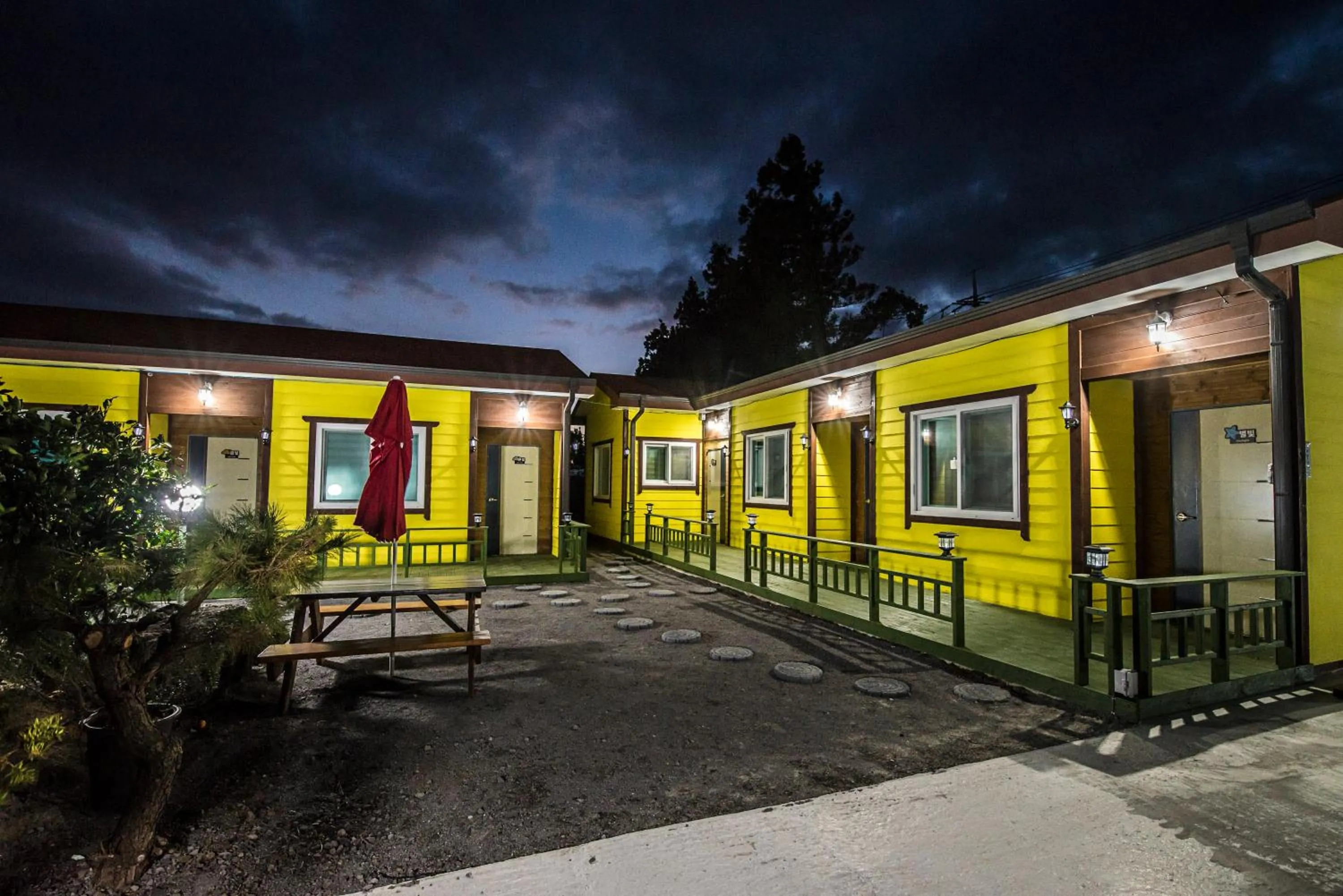 Facade/entrance in Brassica Flower Pension