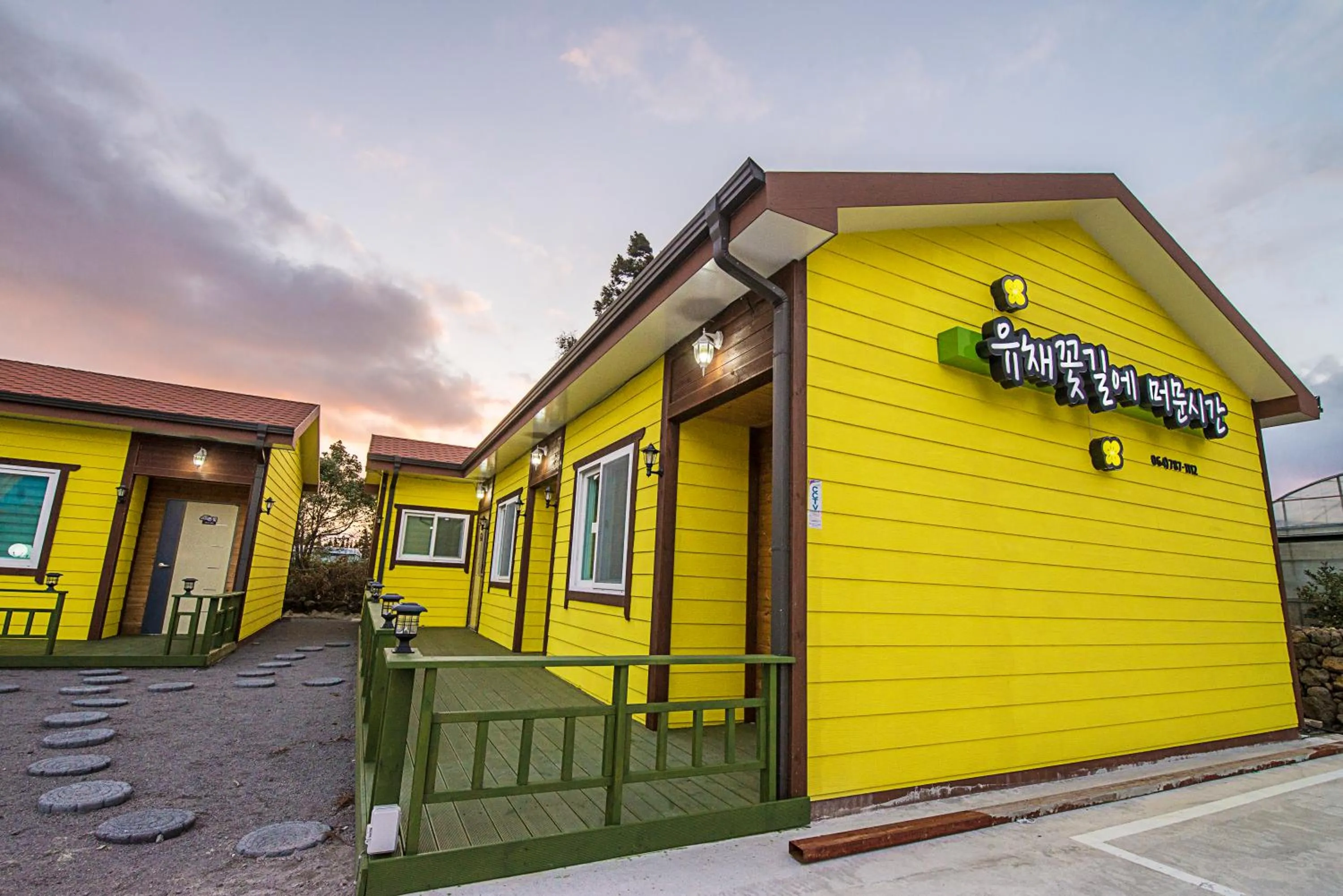 Facade/entrance in Brassica Flower Pension