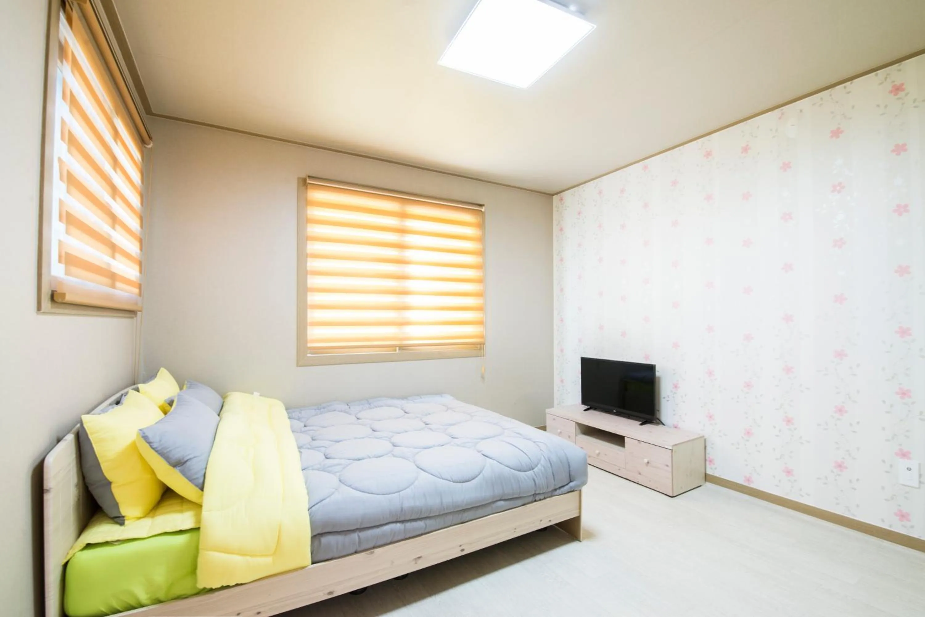 Bedroom, Bed in Brassica Flower Pension