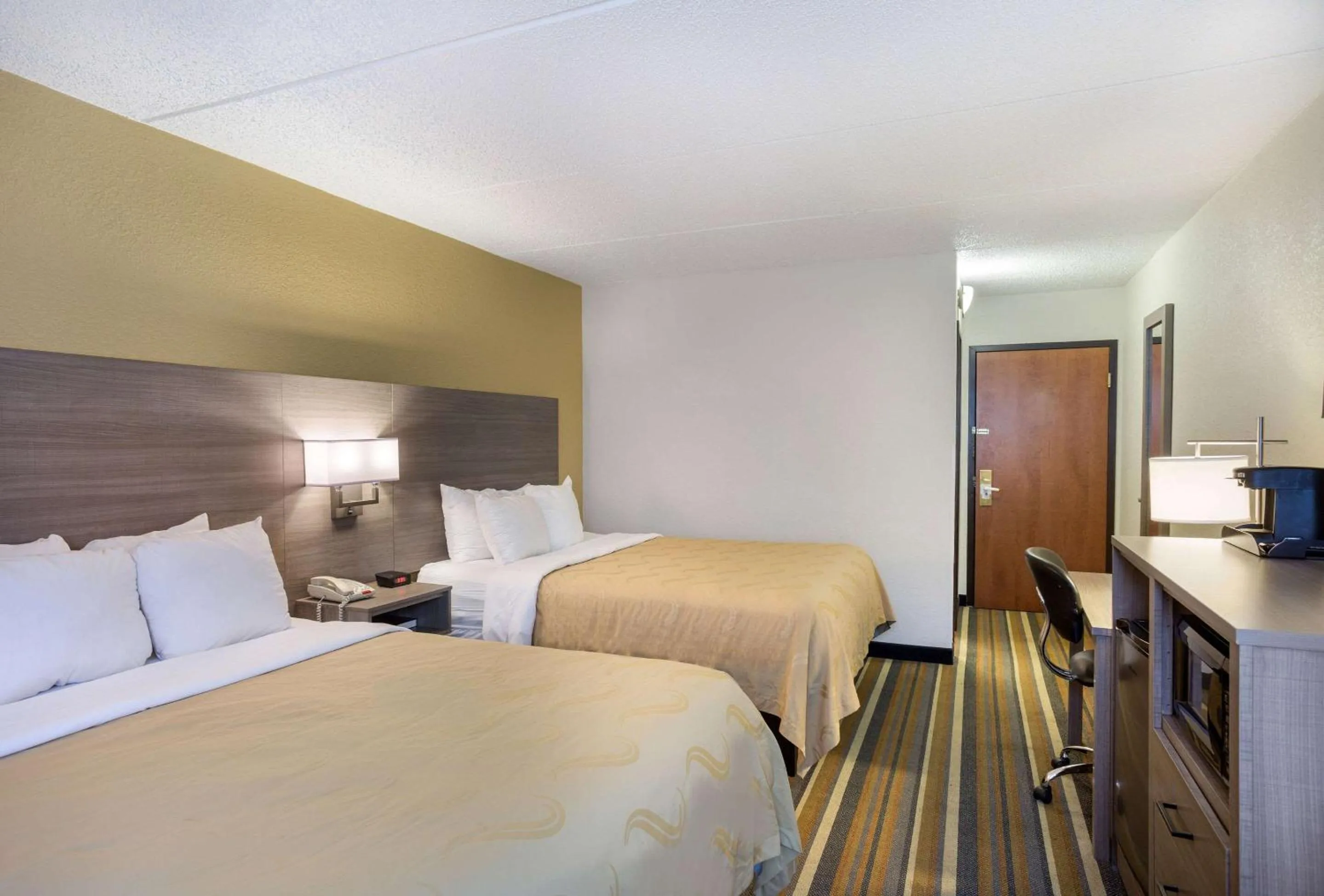 Bed in Quality Inn Albany Colonie