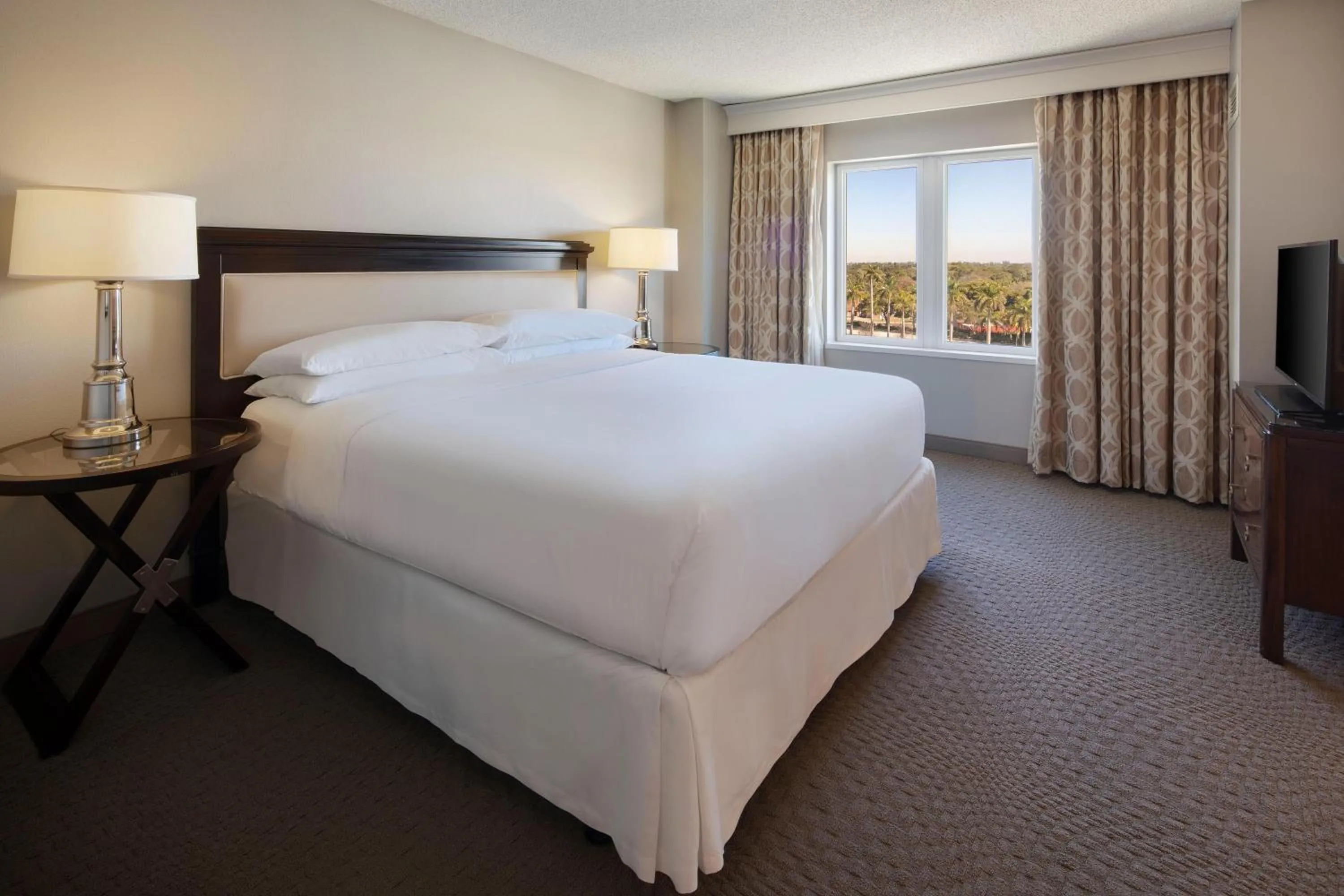 Bedroom, Bed in Sheraton Suites Fort Lauderdale West