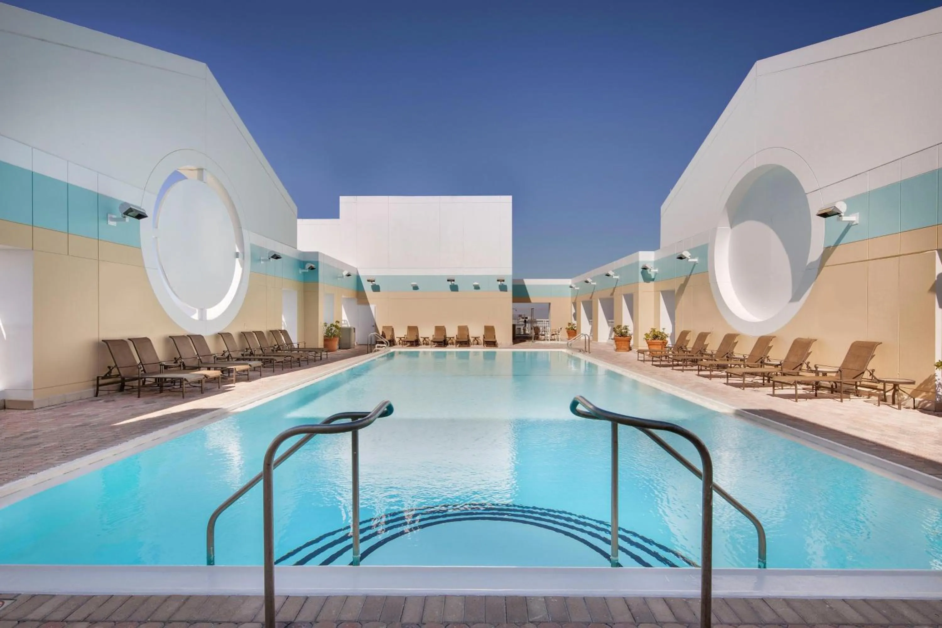 Swimming pool in Sheraton Suites Fort Lauderdale West