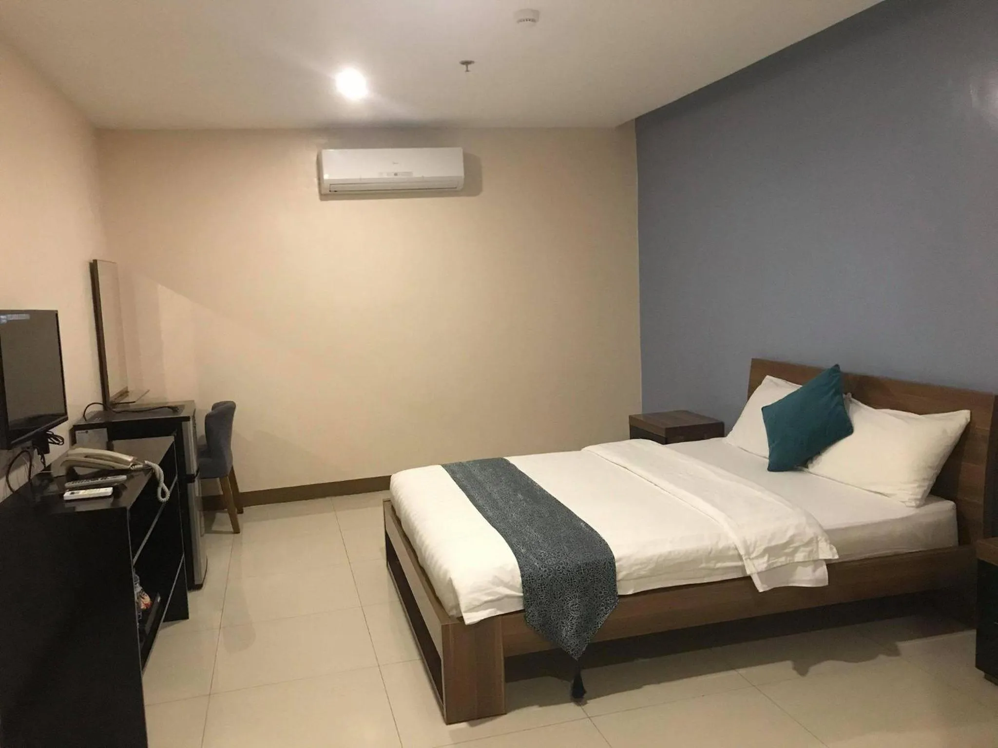 Photo of the whole room in YBC Grand Hotel