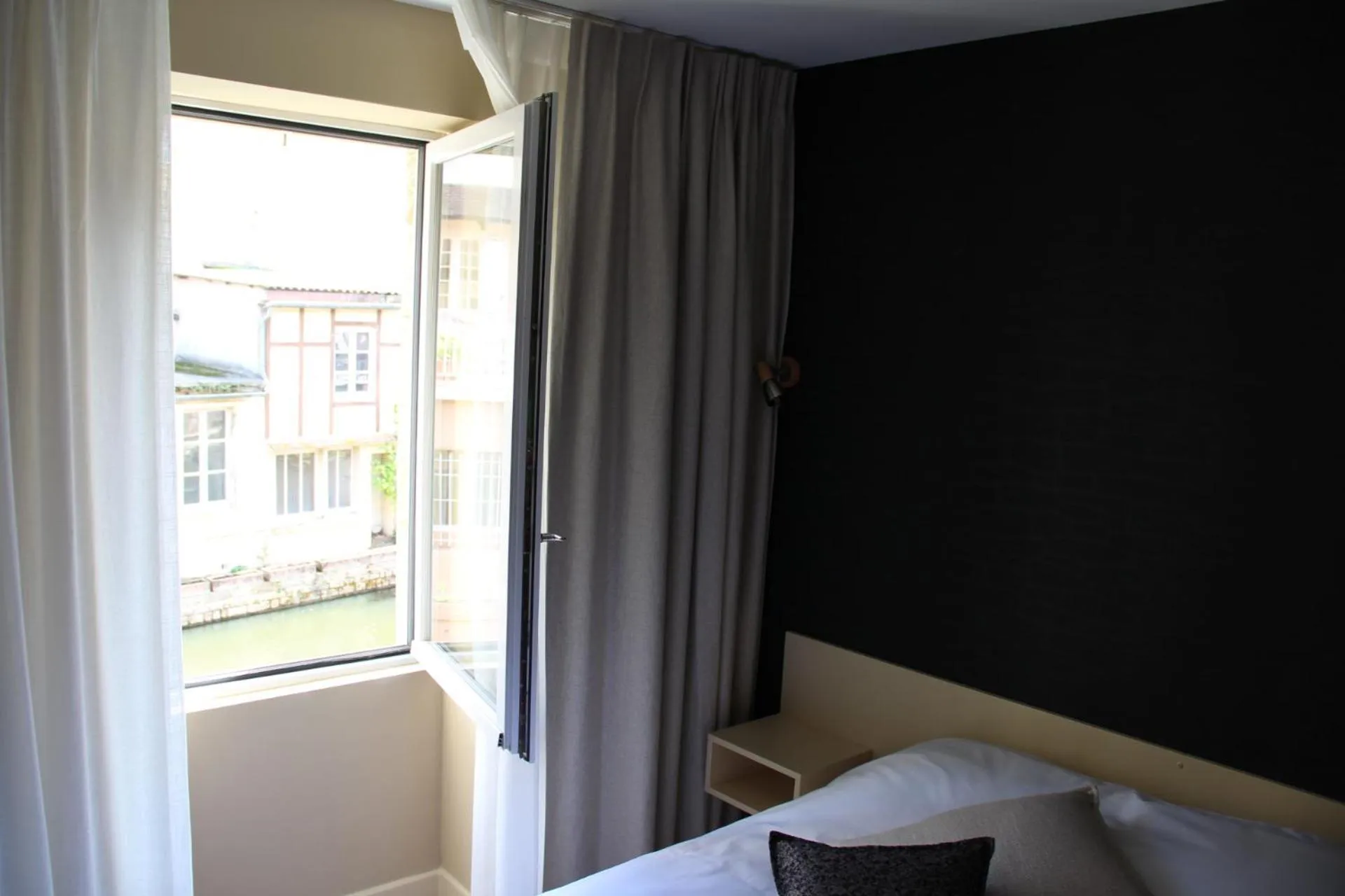 Bed in Hôtel du Lion d'OR