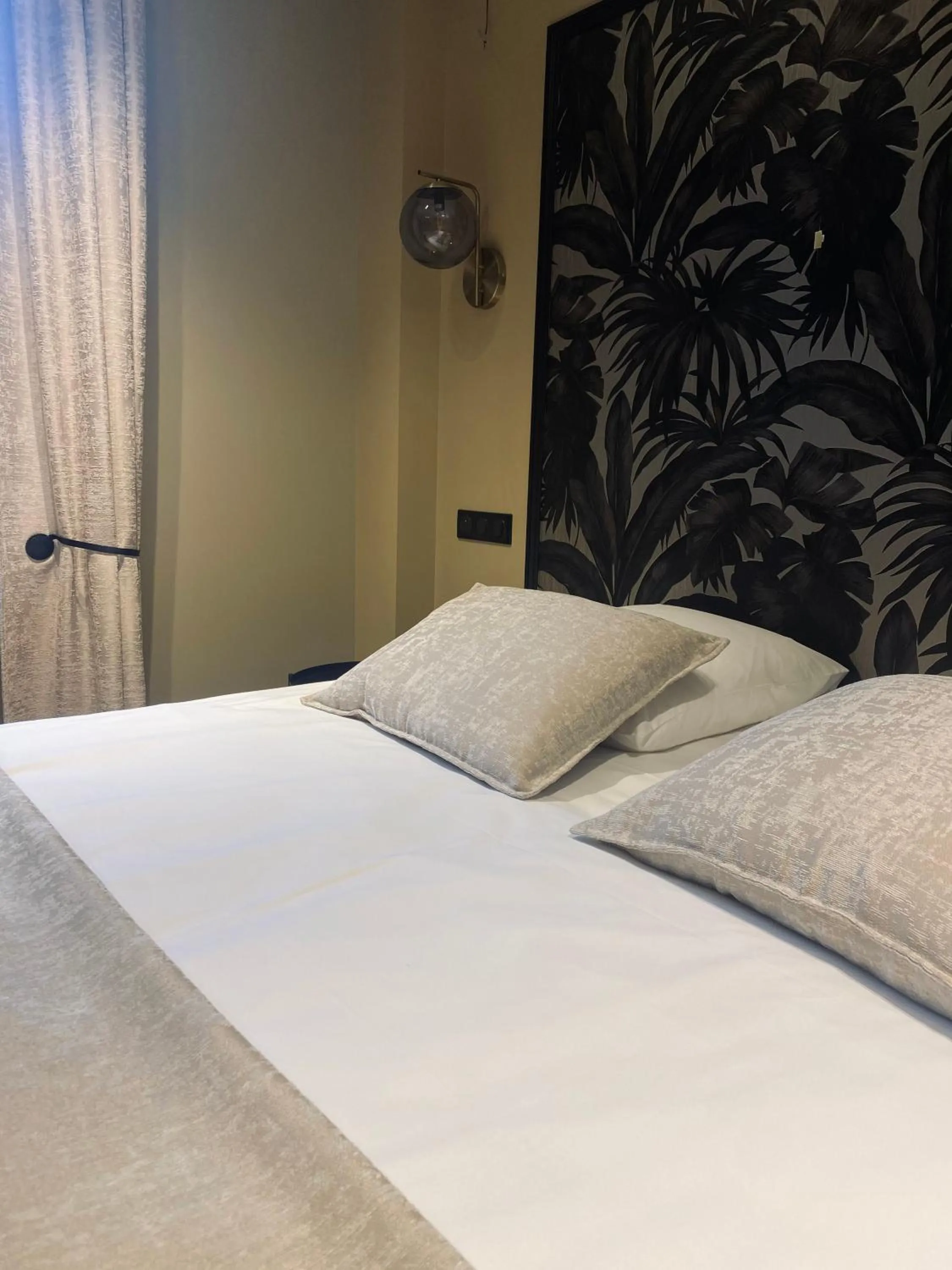 Bed in Hôtel du Lion d'OR