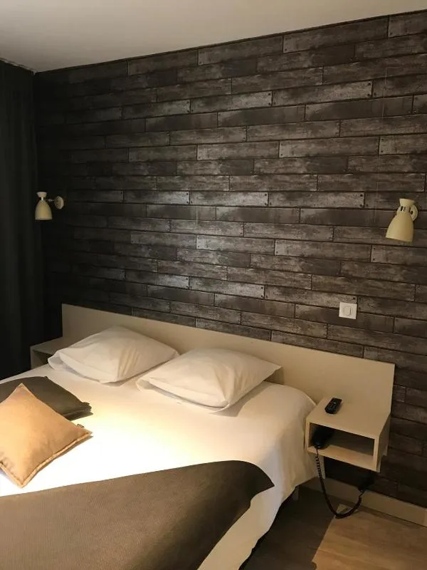 Bed in Hôtel du Lion d'OR