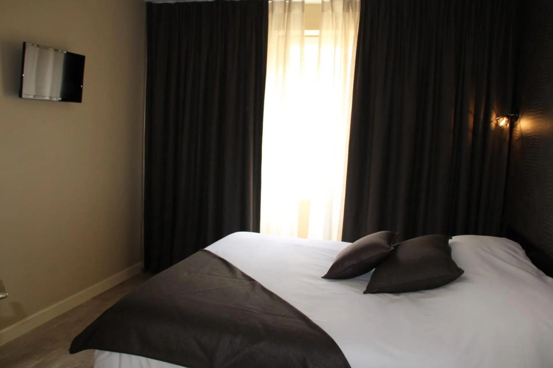 Bed in Hôtel du Lion d'OR