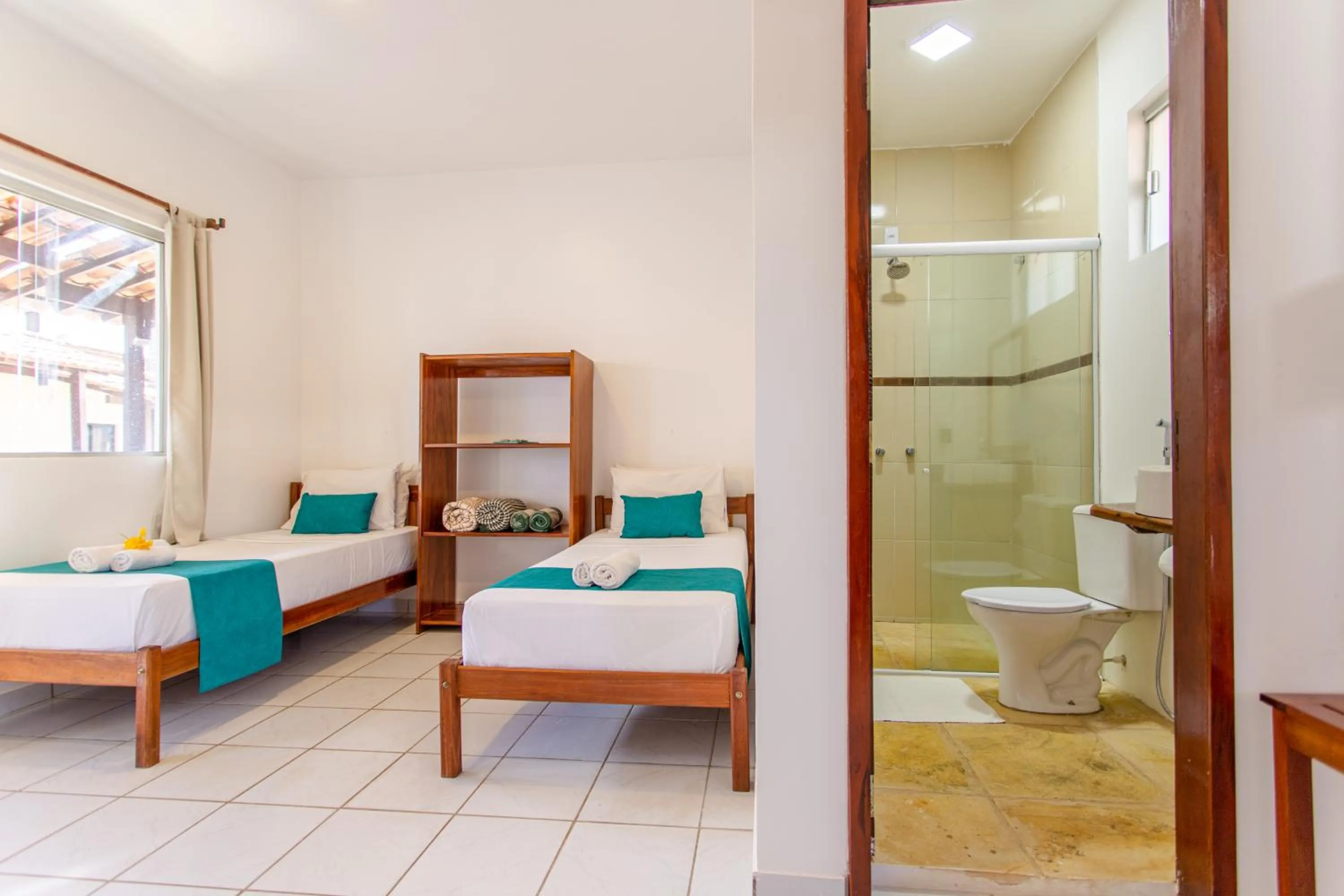 Shower, Bed in Pousada Capitão Thomaz