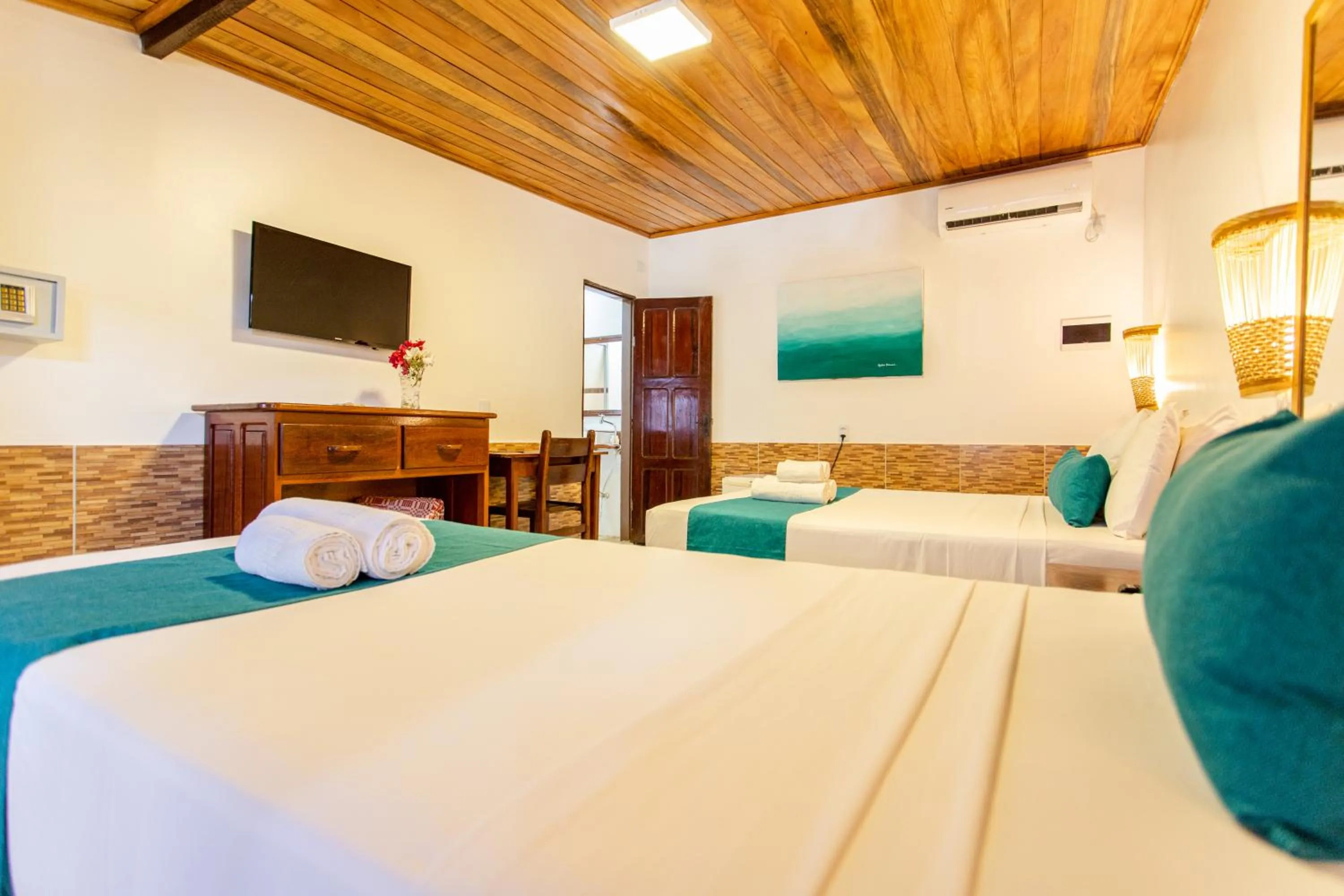 Communal lounge/ TV room, Bed in Pousada Capitão Thomaz