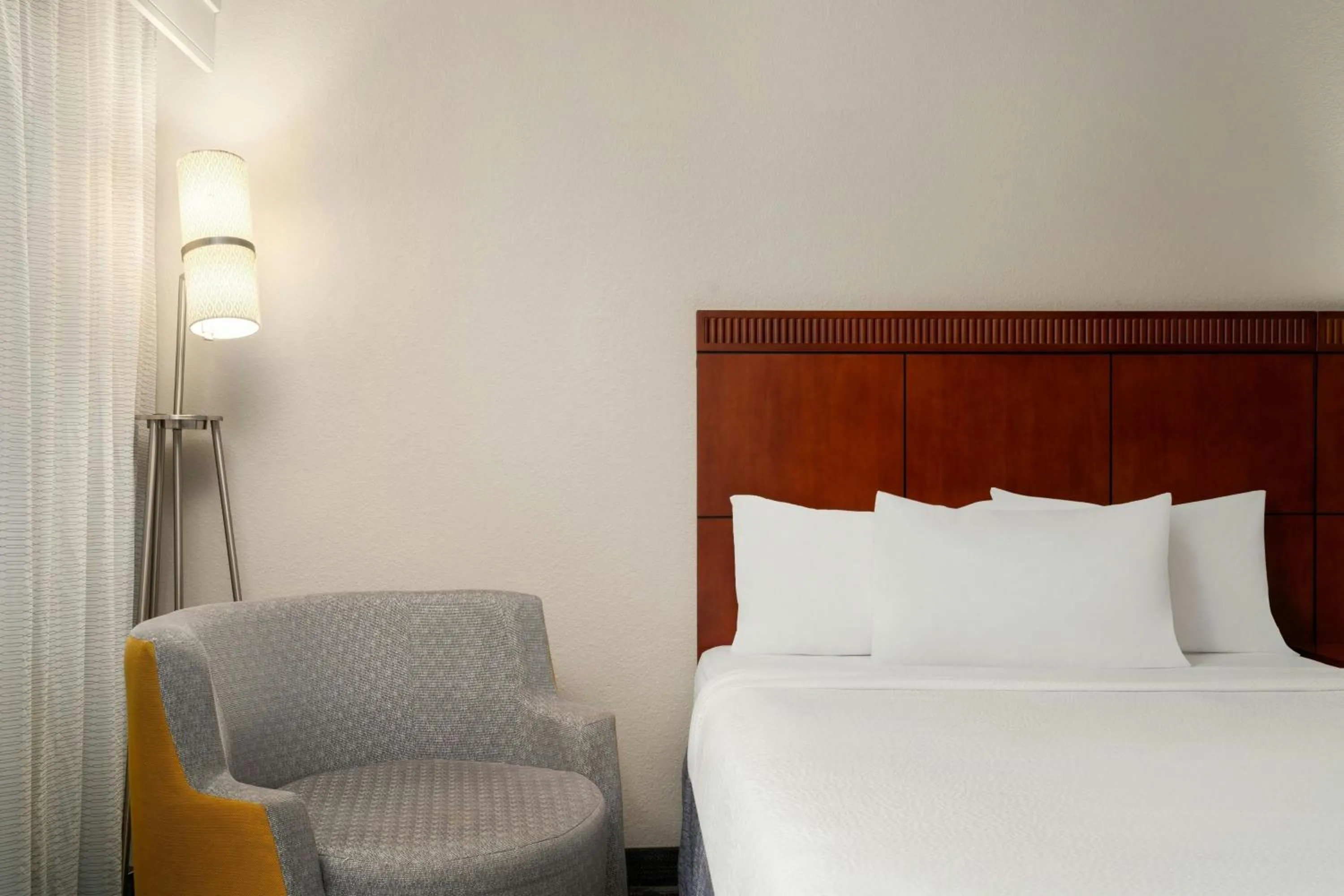 Photo of the whole room, Bed in Courtyard by Marriott Salisbury