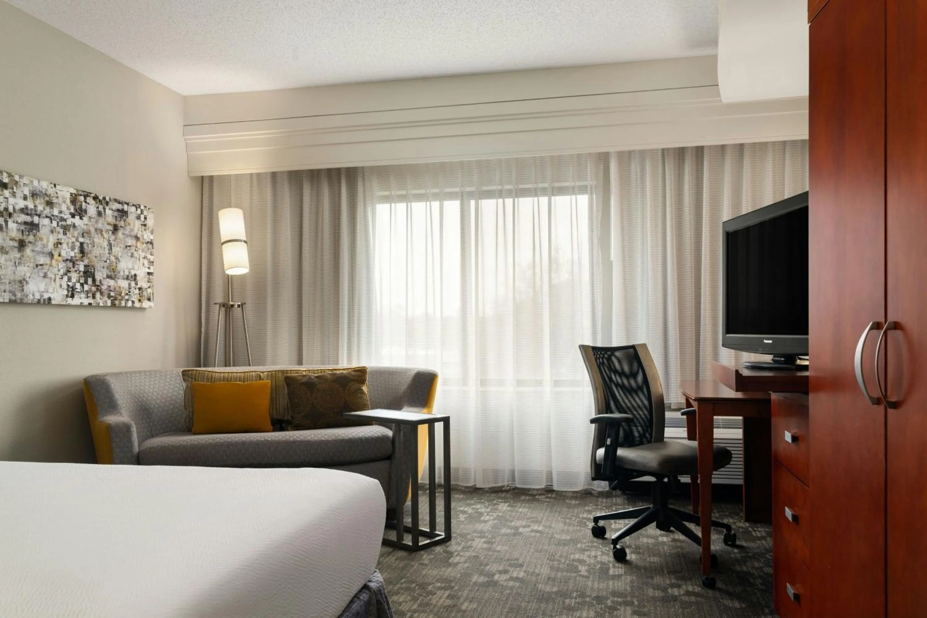 Photo of the whole room, Bed in Courtyard by Marriott Salisbury